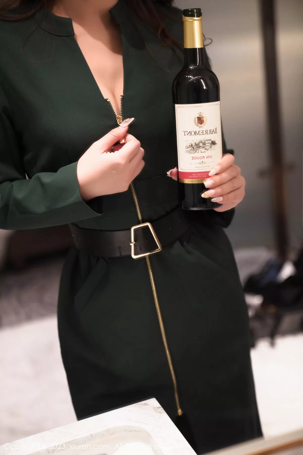 [[XiuRen秀人网]秀人网]No.7553_模特月野兔美妞性感墨绿色服饰露黑色内衣秀曼妙身姿诱惑写真64P