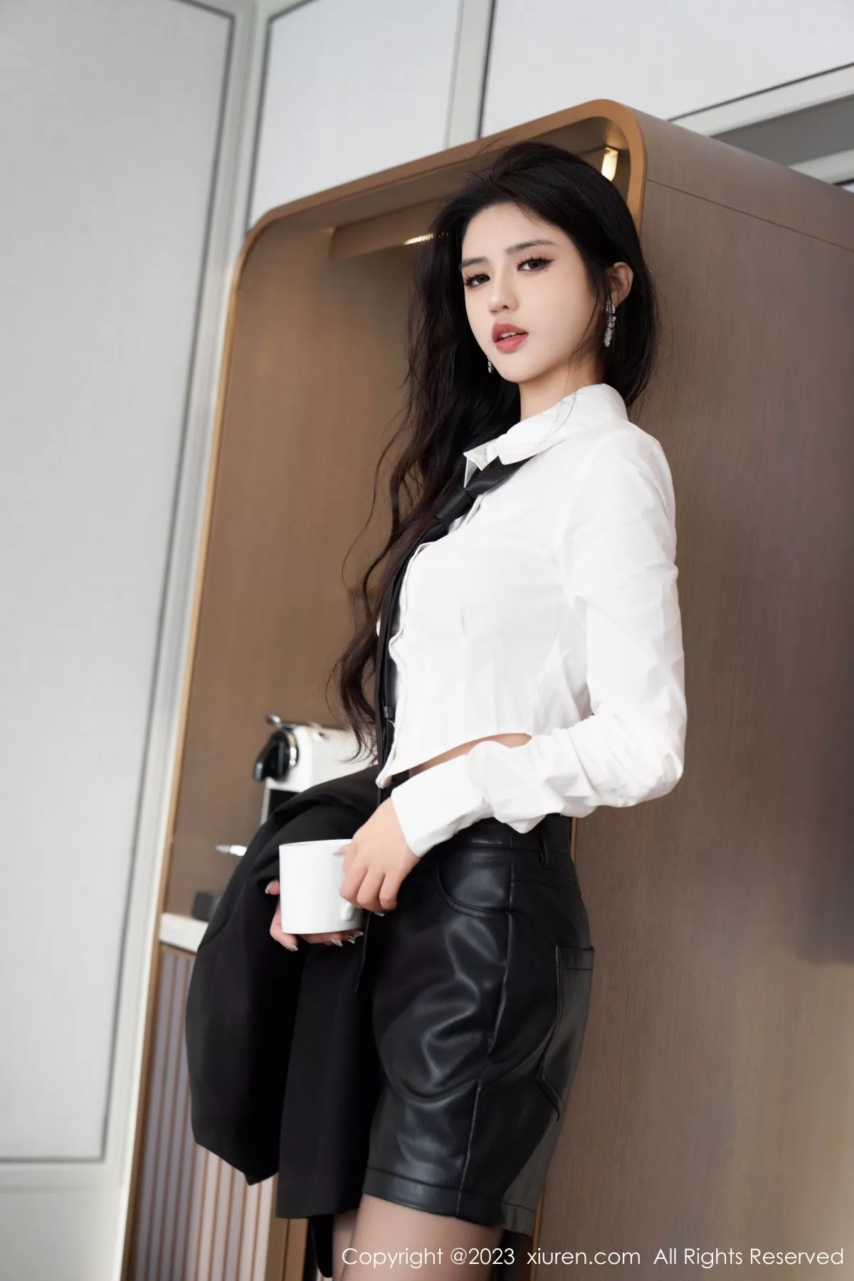 [[XiuRen秀人网]秀人网]No.7560_模特浅浅Danny性感白T配黑短裙露黑色内衣配超薄肉丝诱惑写真98P