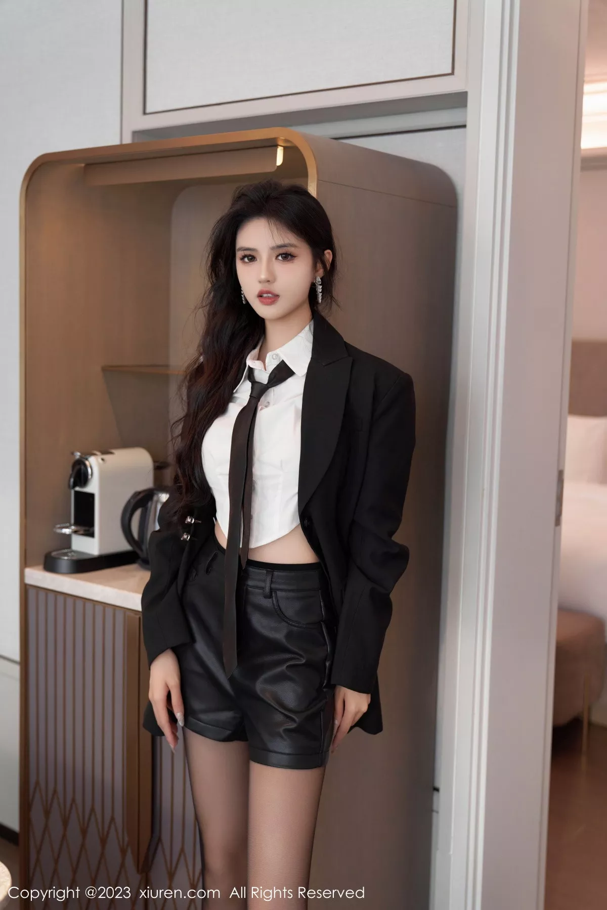 [[XiuRen秀人网]秀人网]No.7560_模特浅浅Danny性感白T配黑短裙露黑色内衣配超薄肉丝诱惑写真98P