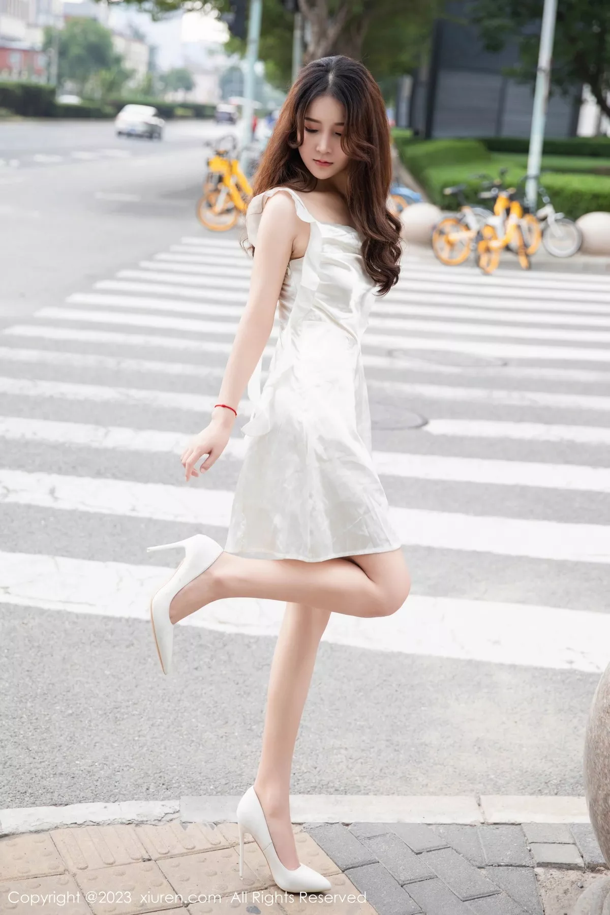 [[XiuRen秀人网]秀人网]No.7558_模特林煊煊脱性感白色连衣短裙露白色内衣秀完美身材诱惑写真70P