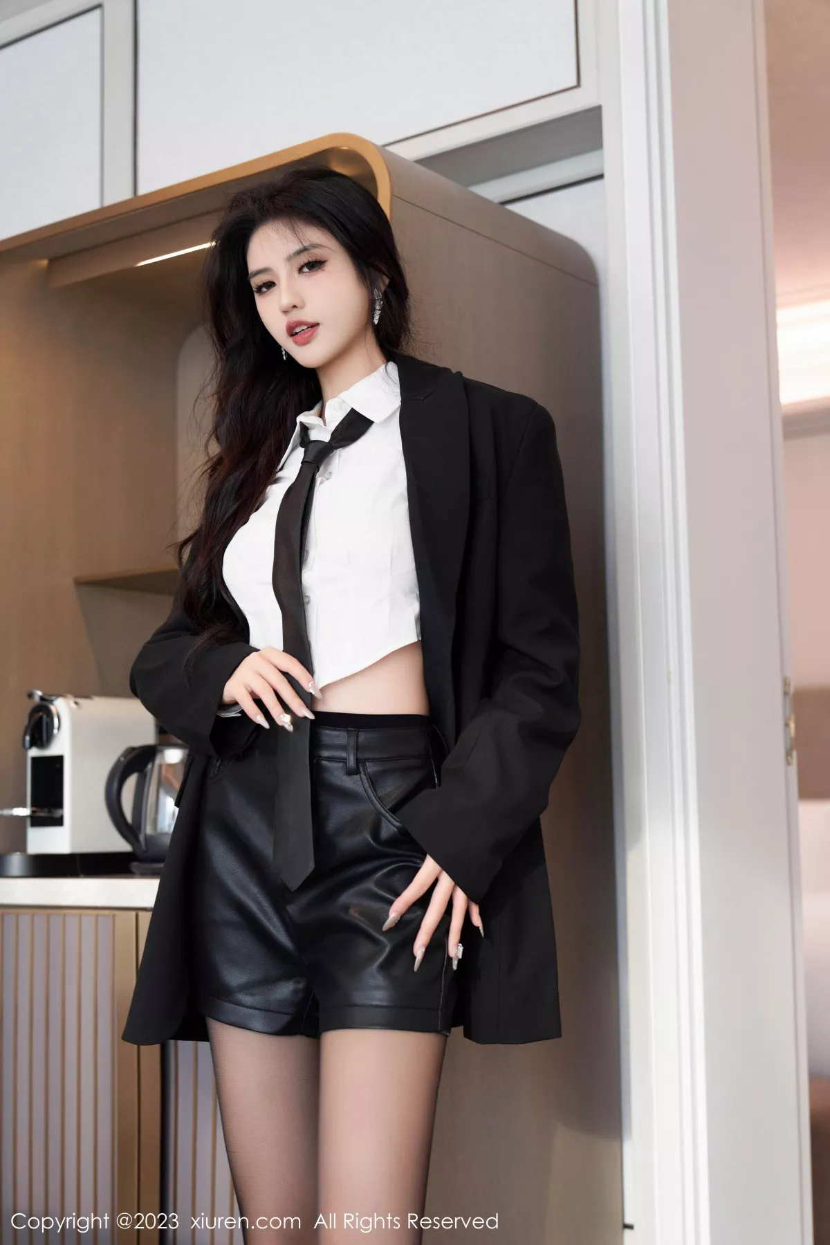 [[XiuRen秀人网]秀人网]No.7560_模特浅浅Danny性感白T配黑短裙露黑色内衣配超薄肉丝诱惑写真98P