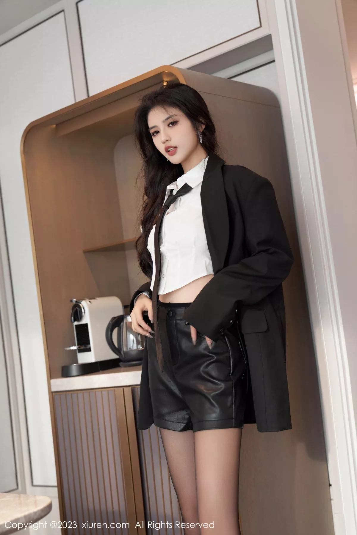 [[XiuRen秀人网]秀人网]No.7560_模特浅浅Danny性感白T配黑短裙露黑色内衣配超薄肉丝诱惑写真98P