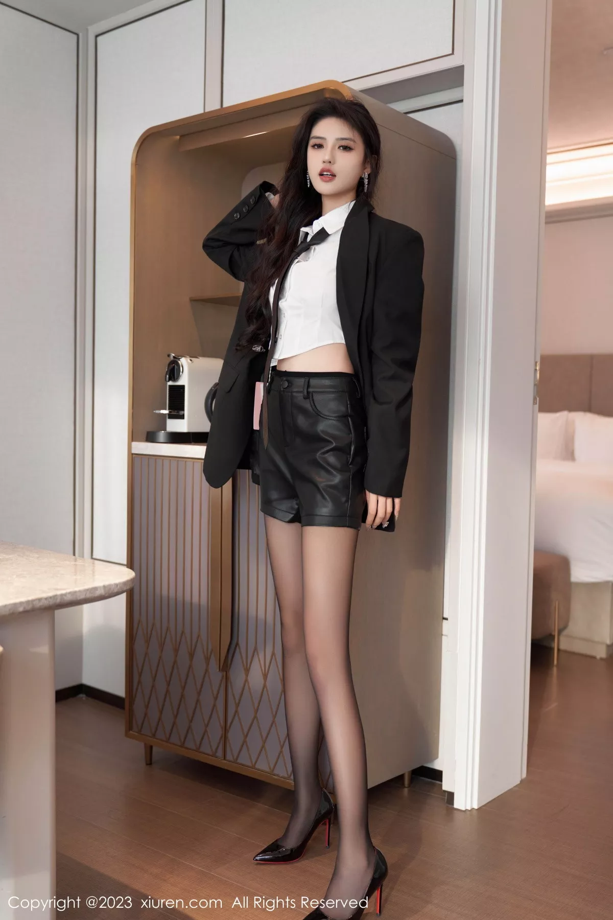 [[XiuRen秀人网]秀人网]No.7560_模特浅浅Danny性感白T配黑短裙露黑色内衣配超薄肉丝诱惑写真98P