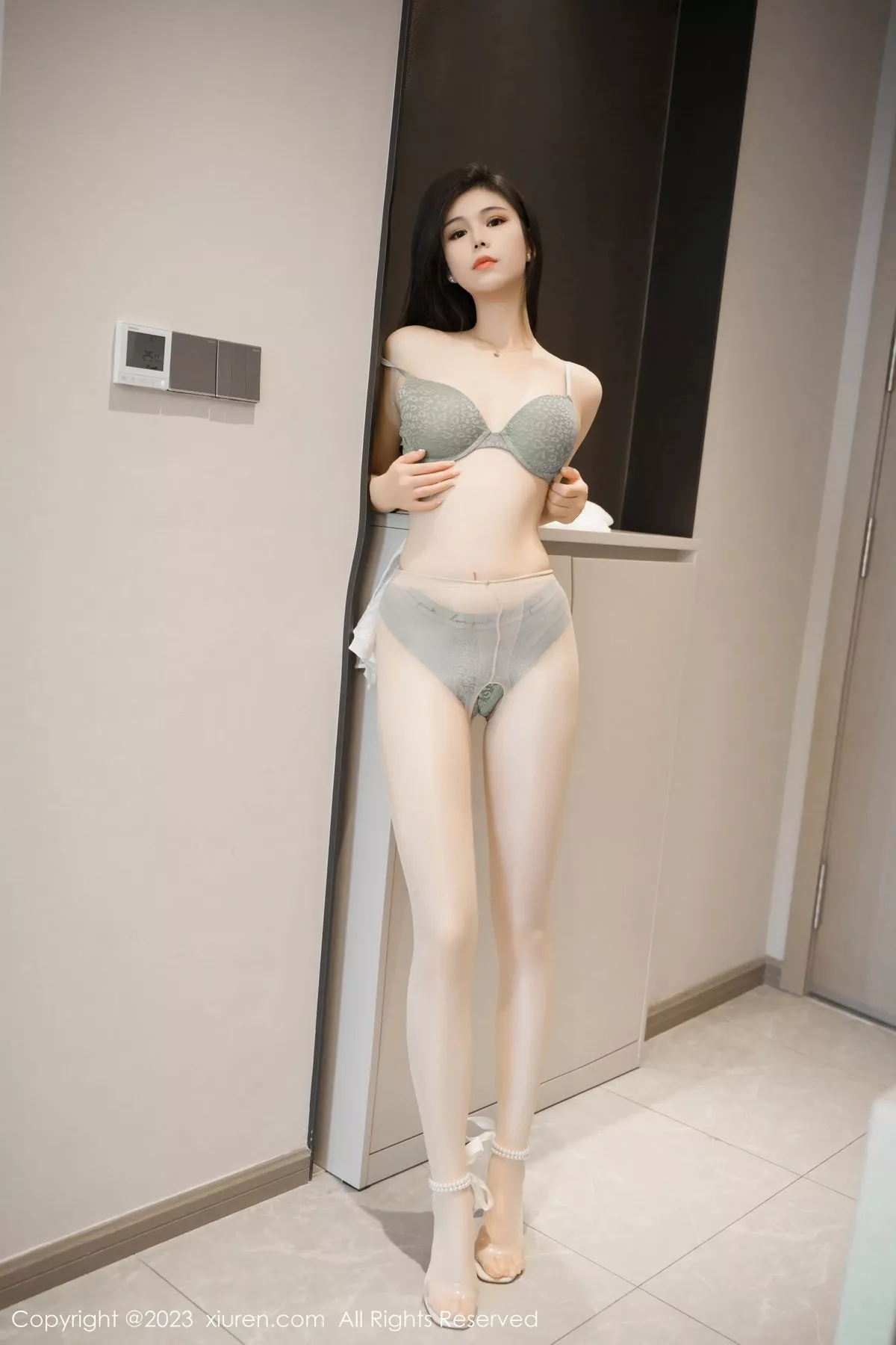 [[XiuRen秀人网]秀人网]No.7559_模特雪糕CiCi性感白色旗袍露墨绿内衣配开档肉丝惹火诱惑写真76P