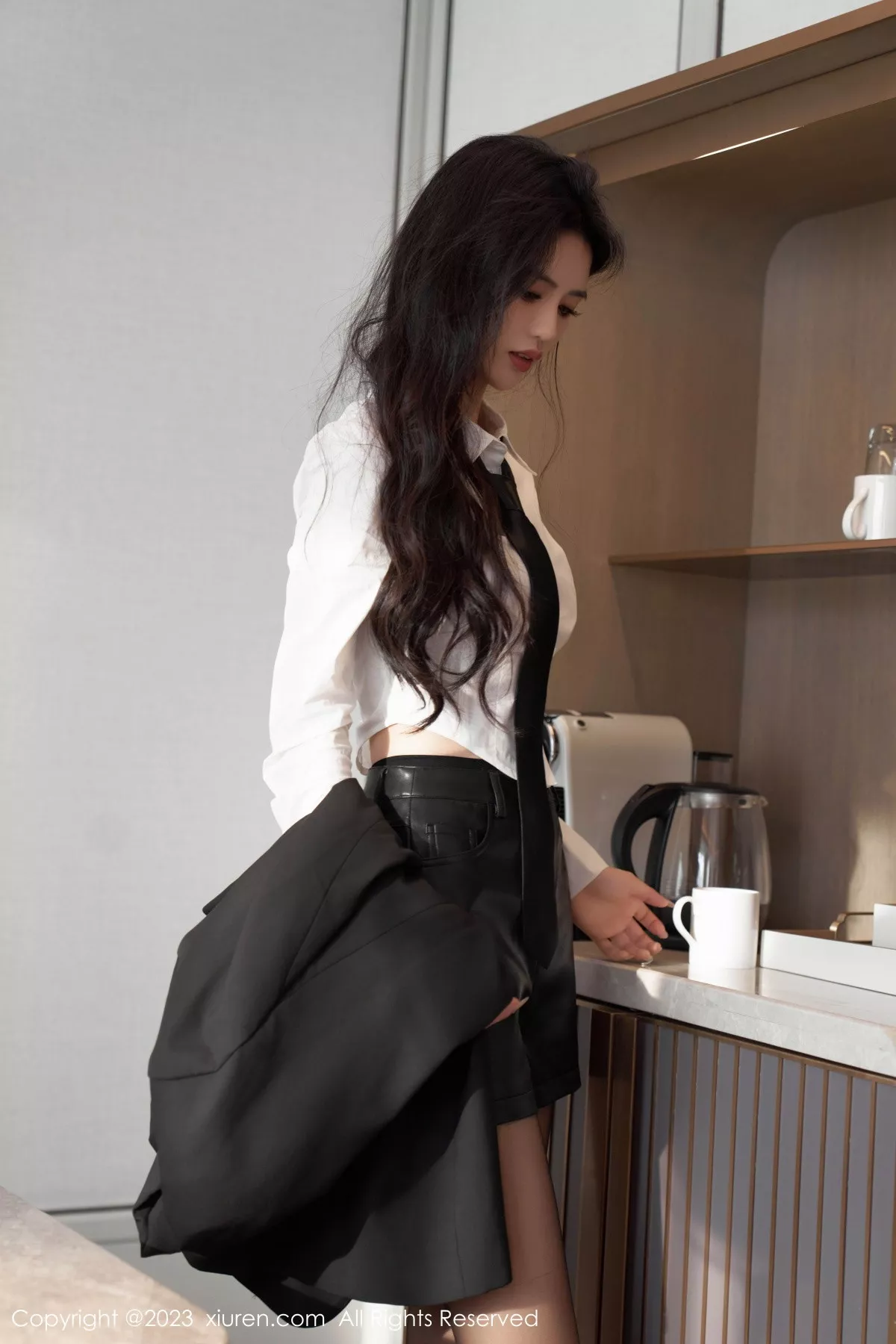 [[XiuRen秀人网]秀人网]No.7560_模特浅浅Danny性感白T配黑短裙露黑色内衣配超薄肉丝诱惑写真98P