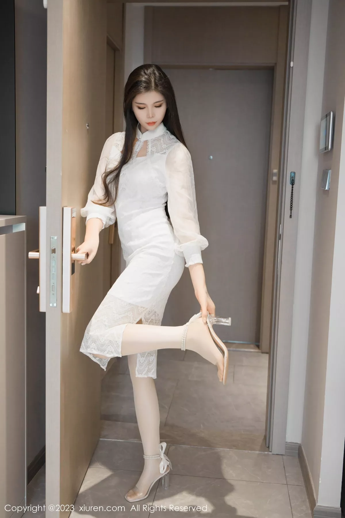 [[XiuRen秀人网]秀人网]No.7559_模特雪糕CiCi性感白色旗袍露墨绿内衣配开档肉丝惹火诱惑写真76P