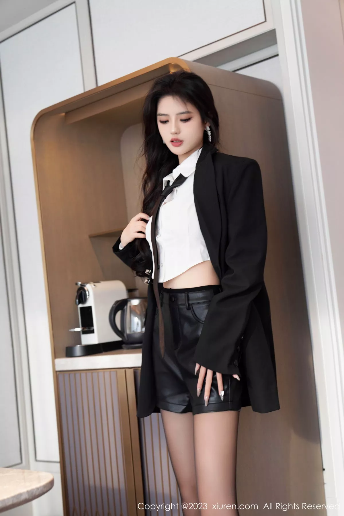 [[XiuRen秀人网]秀人网]No.7560_模特浅浅Danny性感白T配黑短裙露黑色内衣配超薄肉丝诱惑写真98P