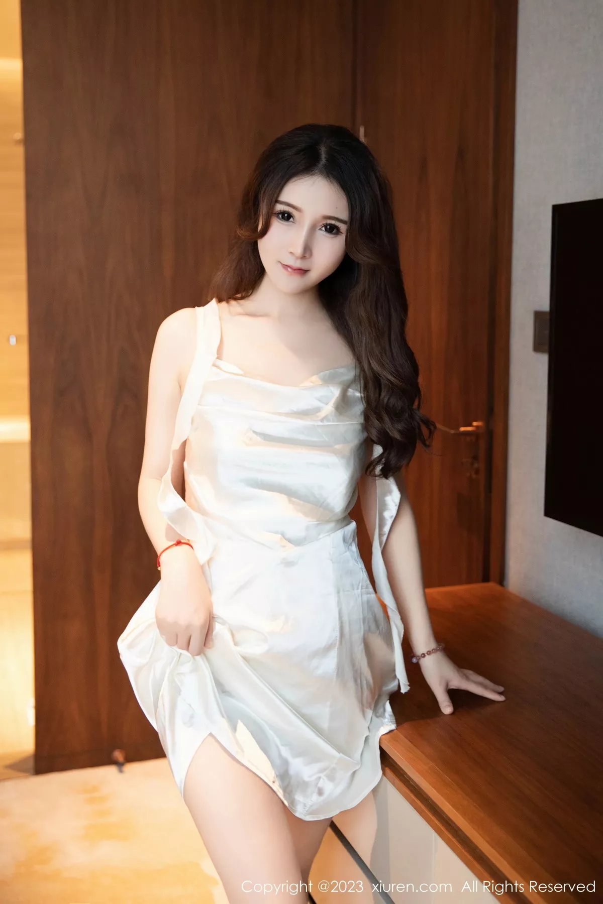 [[XiuRen秀人网]秀人网]No.7558_模特林煊煊脱性感白色连衣短裙露白色内衣秀完美身材诱惑写真70P