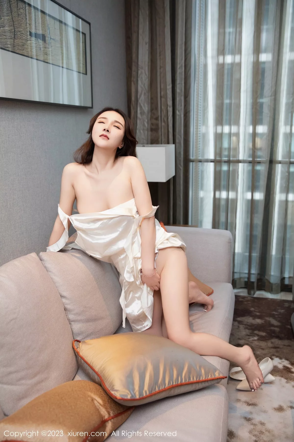 [[XiuRen秀人网]秀人网]No.7558_模特林煊煊脱性感白色连衣短裙露白色内衣秀完美身材诱惑写真70P