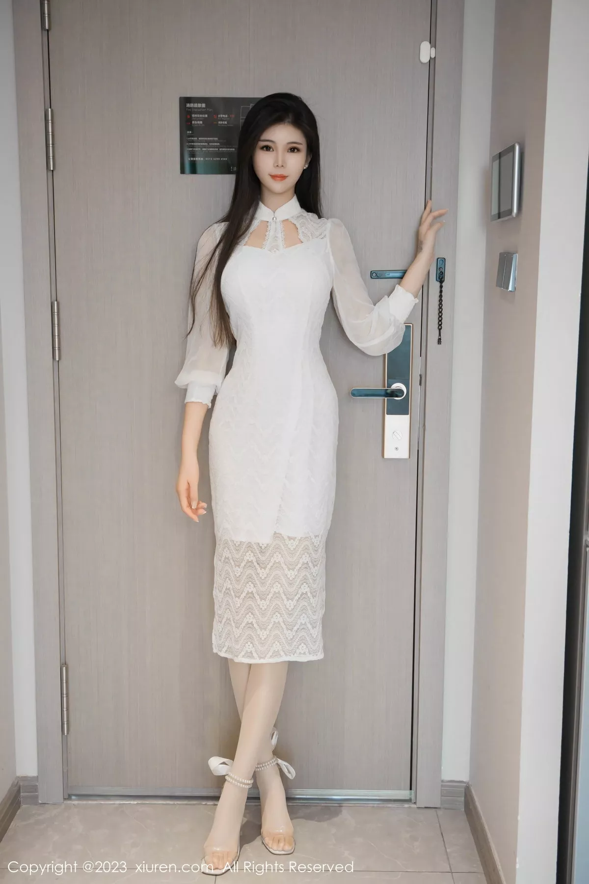 [[XiuRen秀人网]秀人网]No.7559_模特雪糕CiCi性感白色旗袍露墨绿内衣配开档肉丝惹火诱惑写真76P