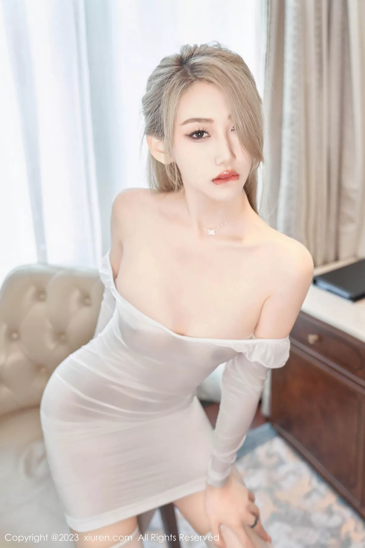 [[XiuRen秀人网]秀人网]No.7566_模特沈青黛性感浅灰色连衣短裙配白丝袜秀曼妙身姿迷人诱惑写真91P