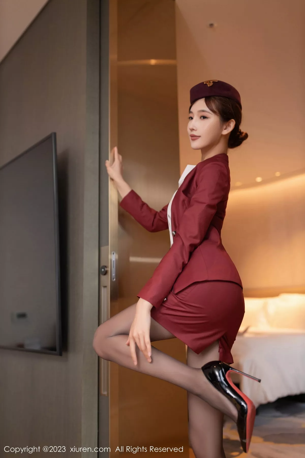 [[XiuRen秀人网]秀人网]No.7569_模特陆萱萱脱空姐制服露性感黑色蕾丝内衣配超薄黑丝诱惑写真80P