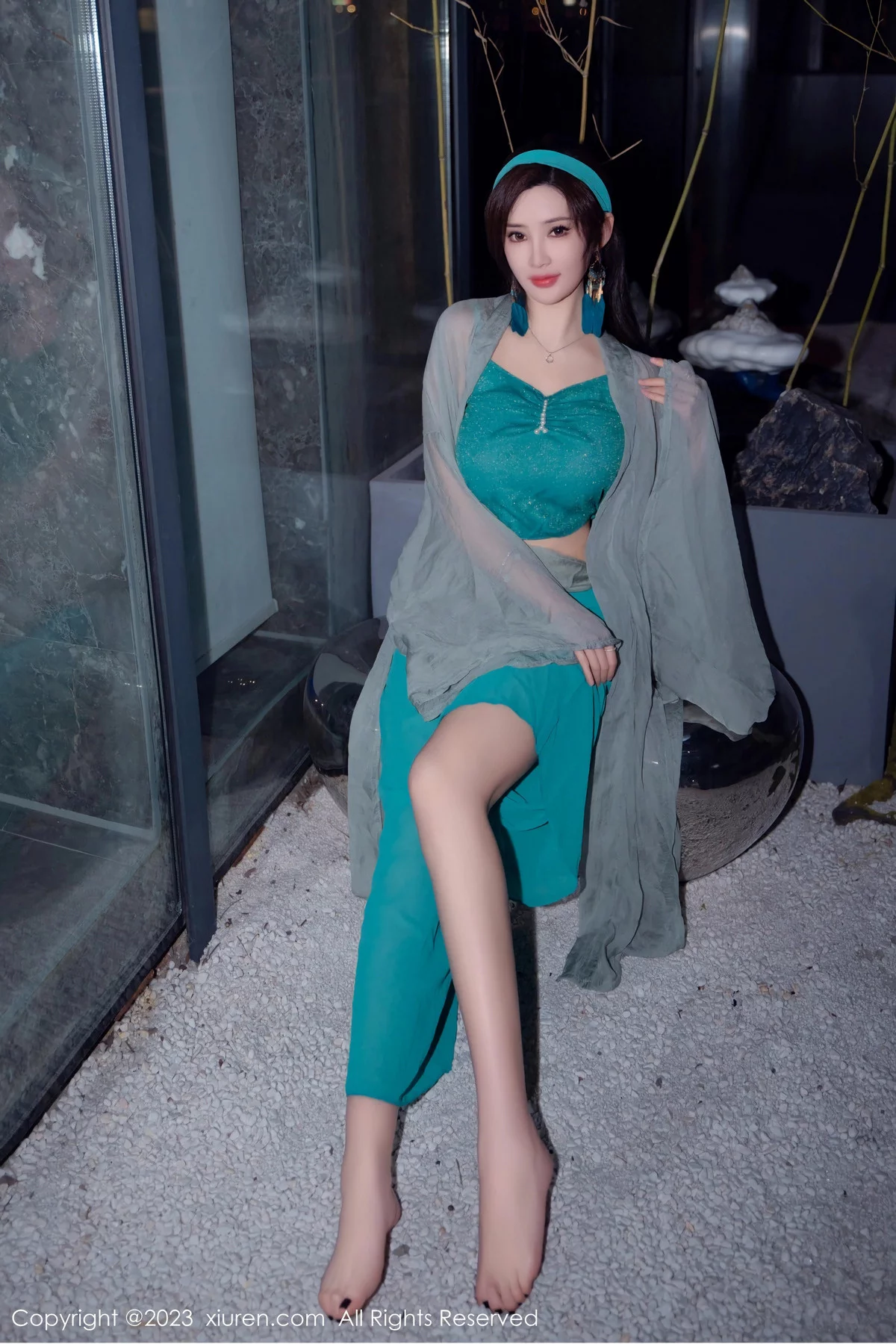 [[XiuRen秀人网]秀人网]No.7886_女神Carol周妍希温泉主题性感墨绿服饰秀丰满身材迷人诱惑写真58P