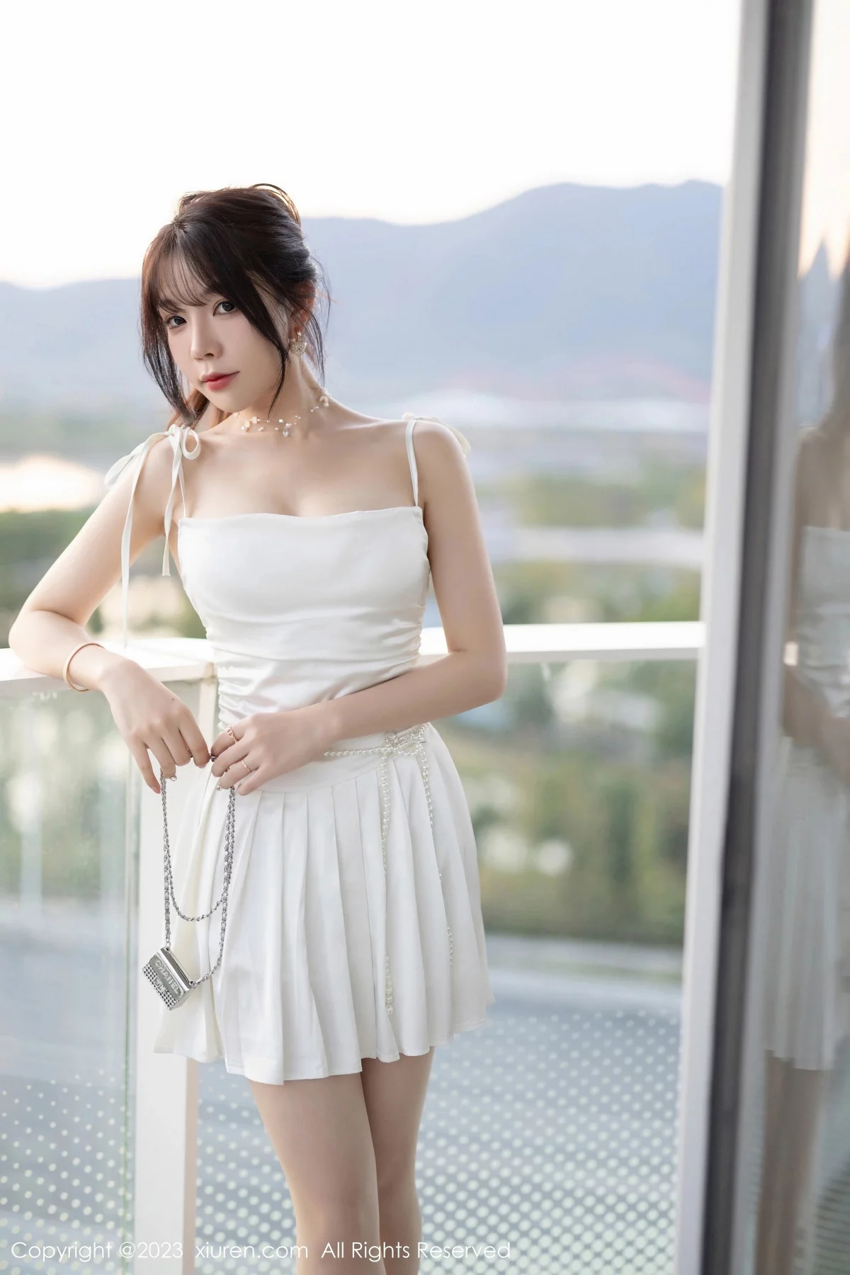 [[XiuRen秀人网]秀人网]No.7889_女神徐莉芝Booty白色露肩礼裙配原色丝袜秀曼妙身姿诱惑写真100P