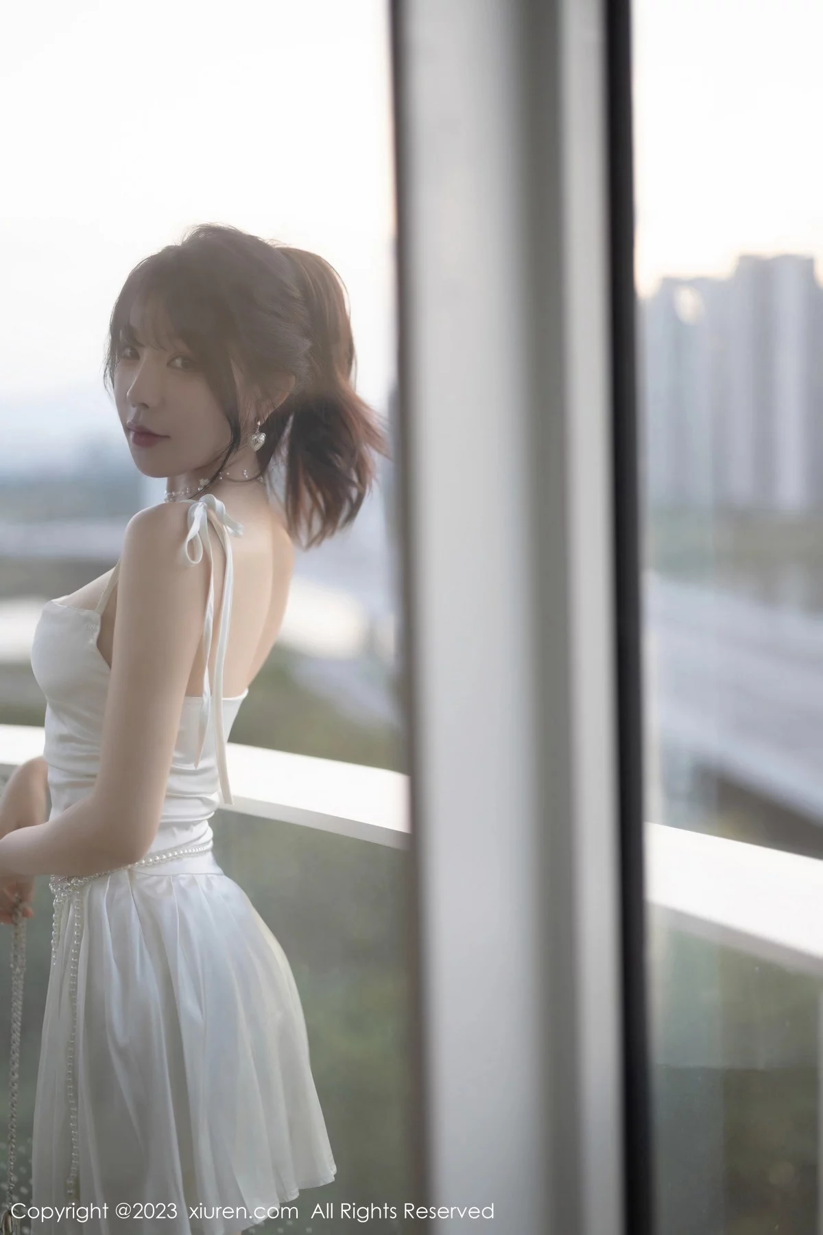 [[XiuRen秀人网]秀人网]No.7889_女神徐莉芝Booty白色露肩礼裙配原色丝袜秀曼妙身姿诱惑写真100P