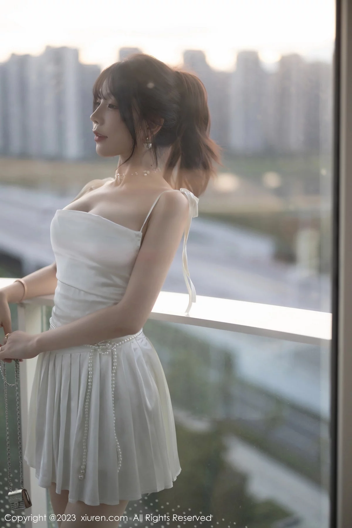 [[XiuRen秀人网]秀人网]No.7889_女神徐莉芝Booty白色露肩礼裙配原色丝袜秀曼妙身姿诱惑写真100P