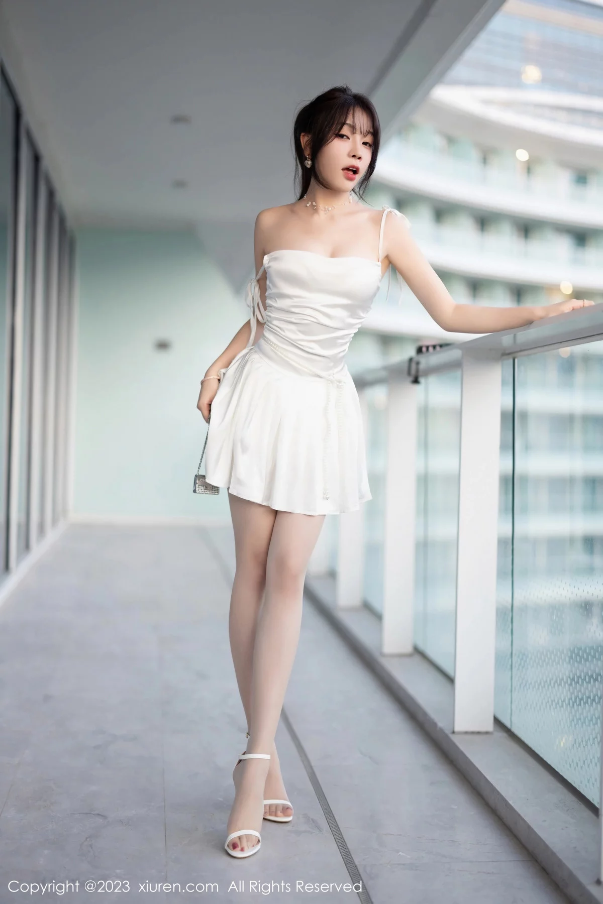 [[XiuRen秀人网]秀人网]No.7889_女神徐莉芝Booty白色露肩礼裙配原色丝袜秀曼妙身姿诱惑写真100P