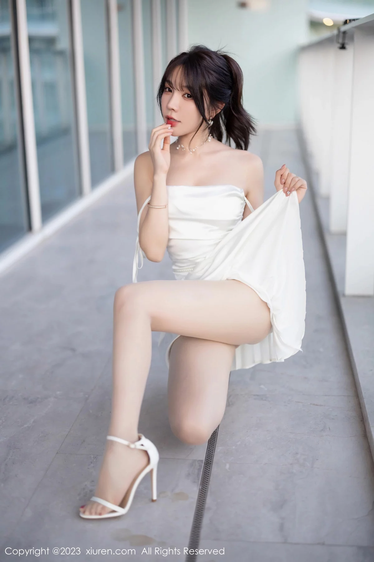 [[XiuRen秀人网]秀人网]No.7889_女神徐莉芝Booty白色露肩礼裙配原色丝袜秀曼妙身姿诱惑写真100P