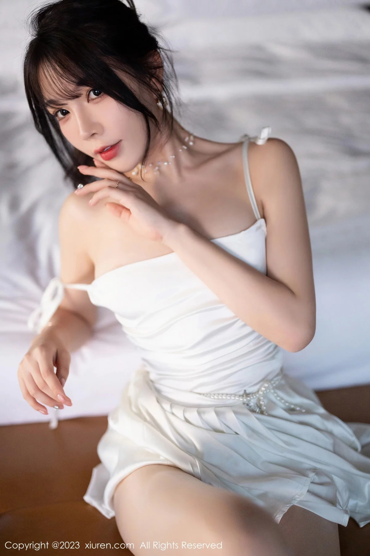 [[XiuRen秀人网]秀人网]No.7889_女神徐莉芝Booty白色露肩礼裙配原色丝袜秀曼妙身姿诱惑写真100P