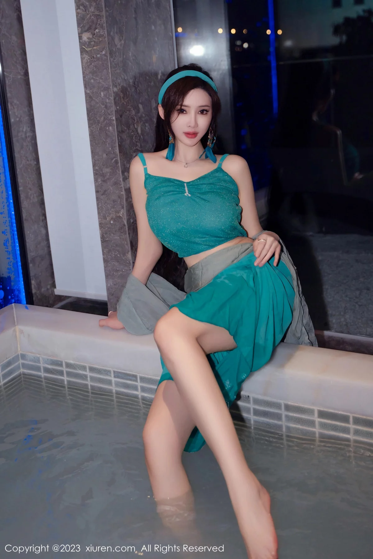 [[XiuRen秀人网]秀人网]No.7886_女神Carol周妍希温泉主题性感墨绿服饰秀丰满身材迷人诱惑写真58P