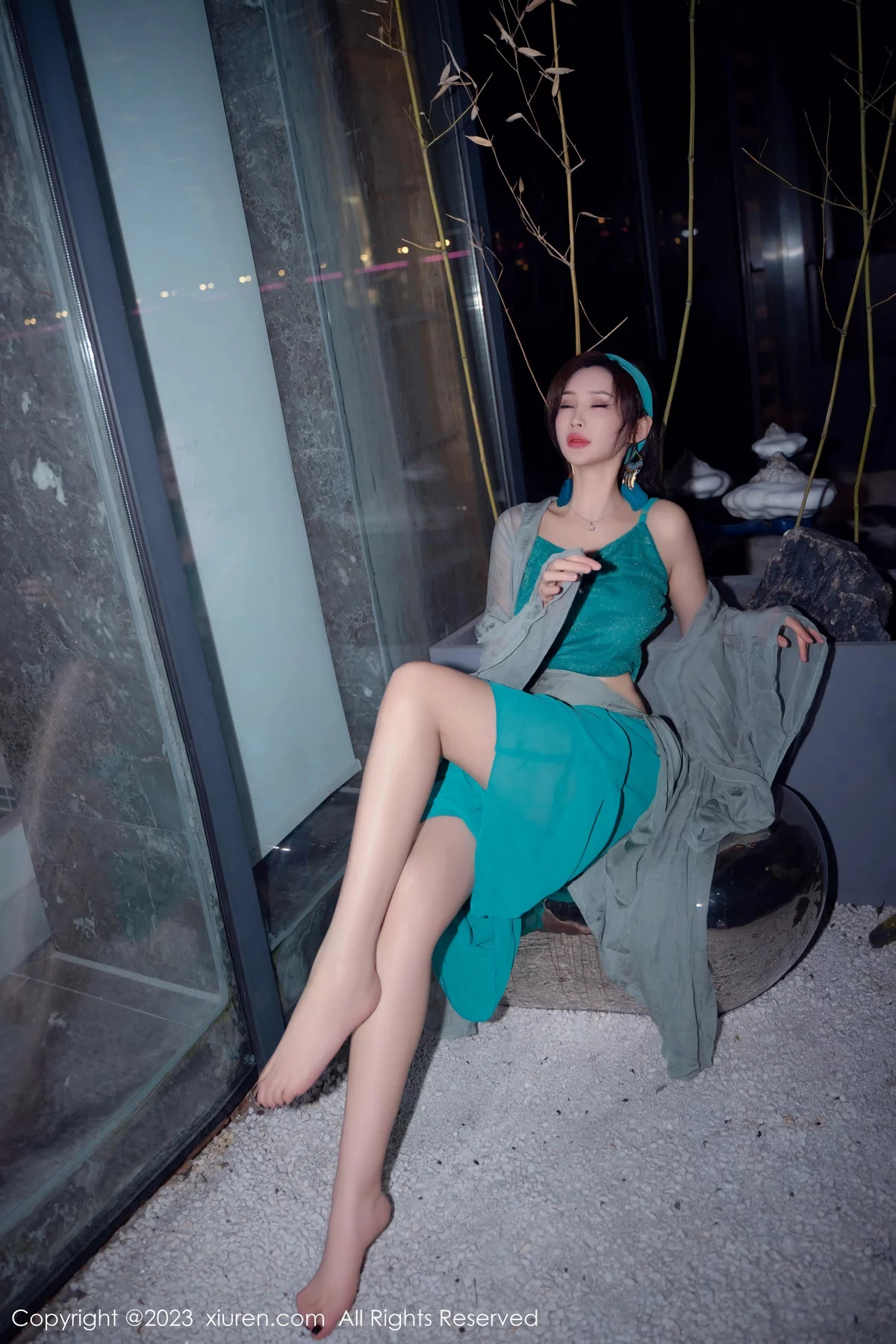 [[XiuRen秀人网]秀人网]No.7886_女神Carol周妍希温泉主题性感墨绿服饰秀丰满身材迷人诱惑写真58P