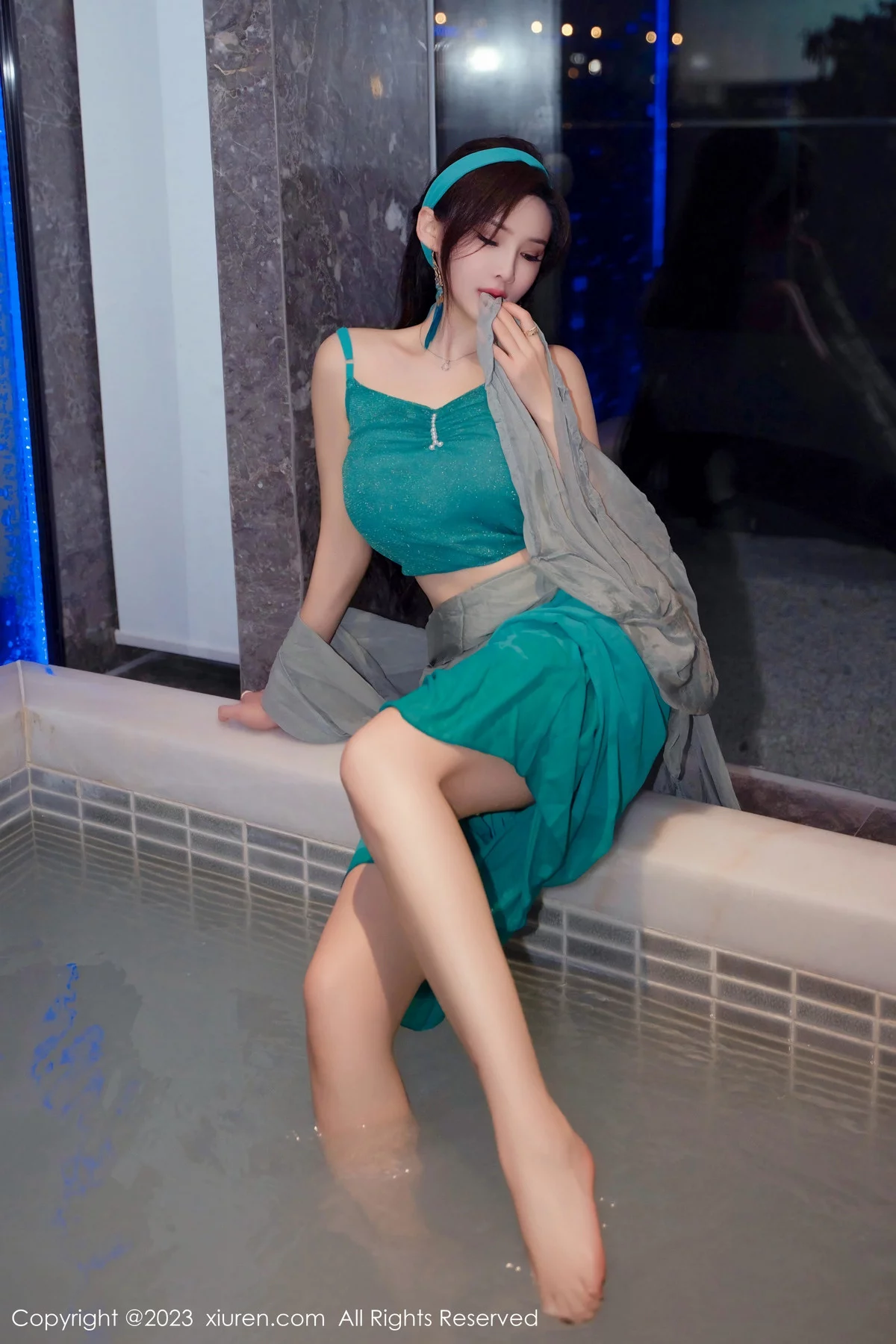 [[XiuRen秀人网]秀人网]No.7886_女神Carol周妍希温泉主题性感墨绿服饰秀丰满身材迷人诱惑写真58P