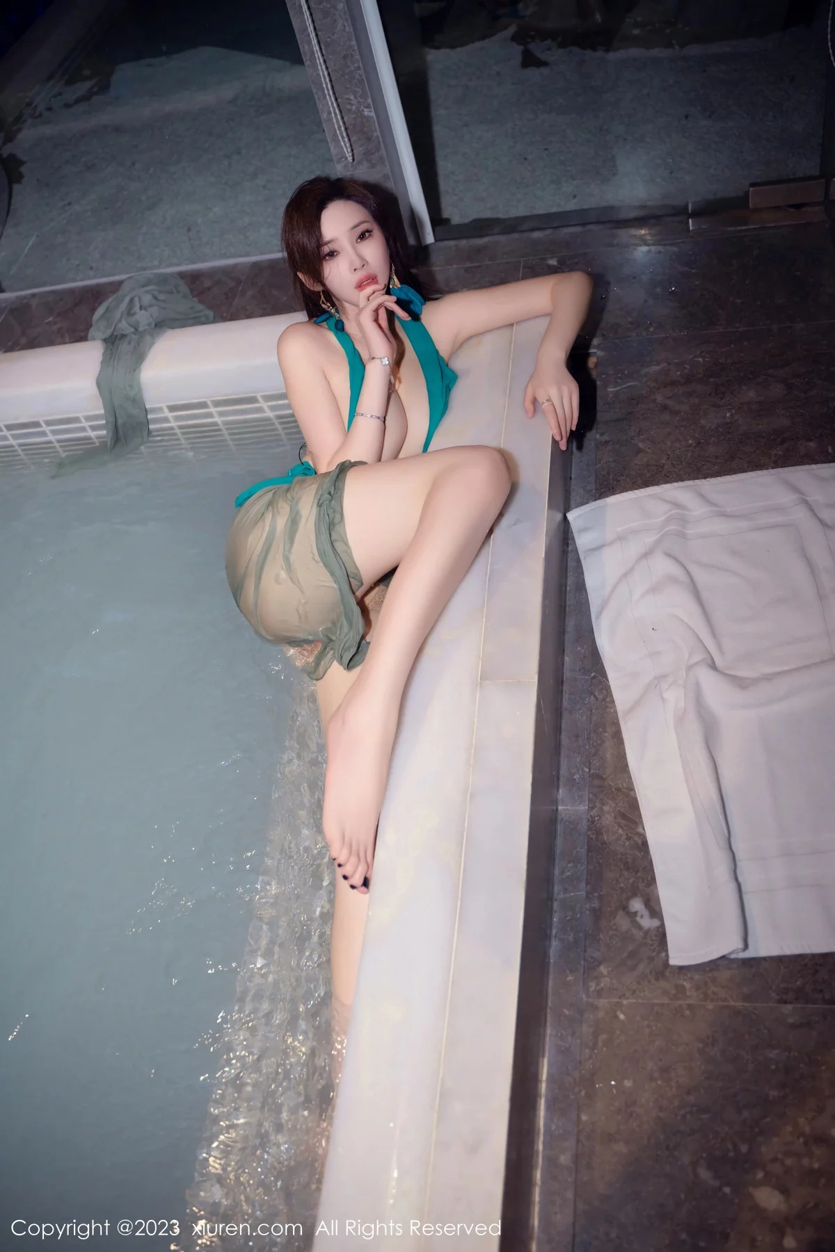 [[XiuRen秀人网]秀人网]No.7886_女神Carol周妍希温泉主题性感墨绿服饰秀丰满身材迷人诱惑写真58P