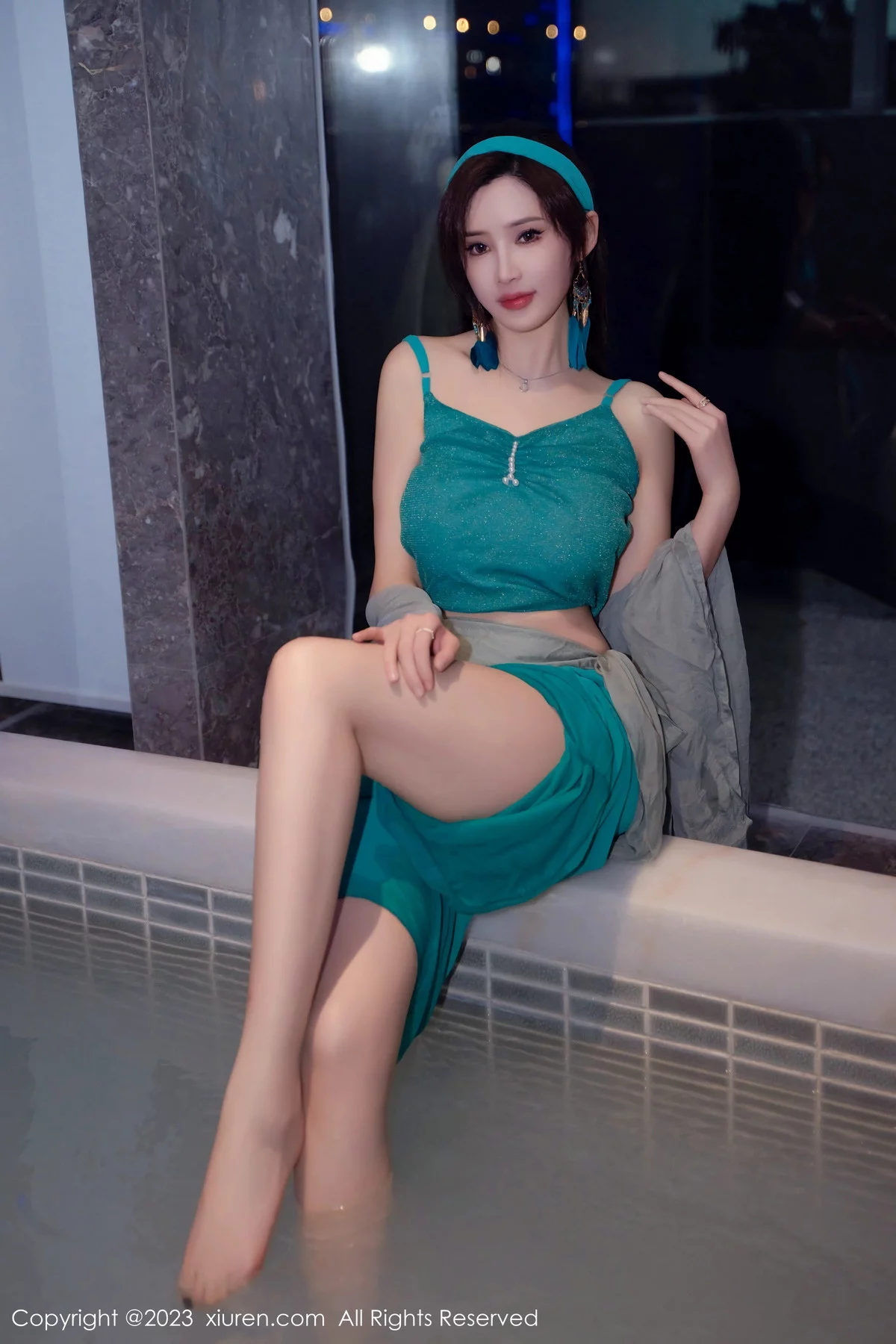 [[XiuRen秀人网]秀人网]No.7886_女神Carol周妍希温泉主题性感墨绿服饰秀丰满身材迷人诱惑写真58P