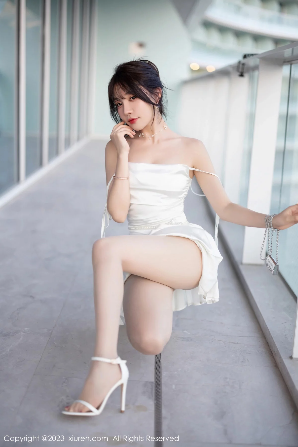 [[XiuRen秀人网]秀人网]No.7889_女神徐莉芝Booty白色露肩礼裙配原色丝袜秀曼妙身姿诱惑写真100P