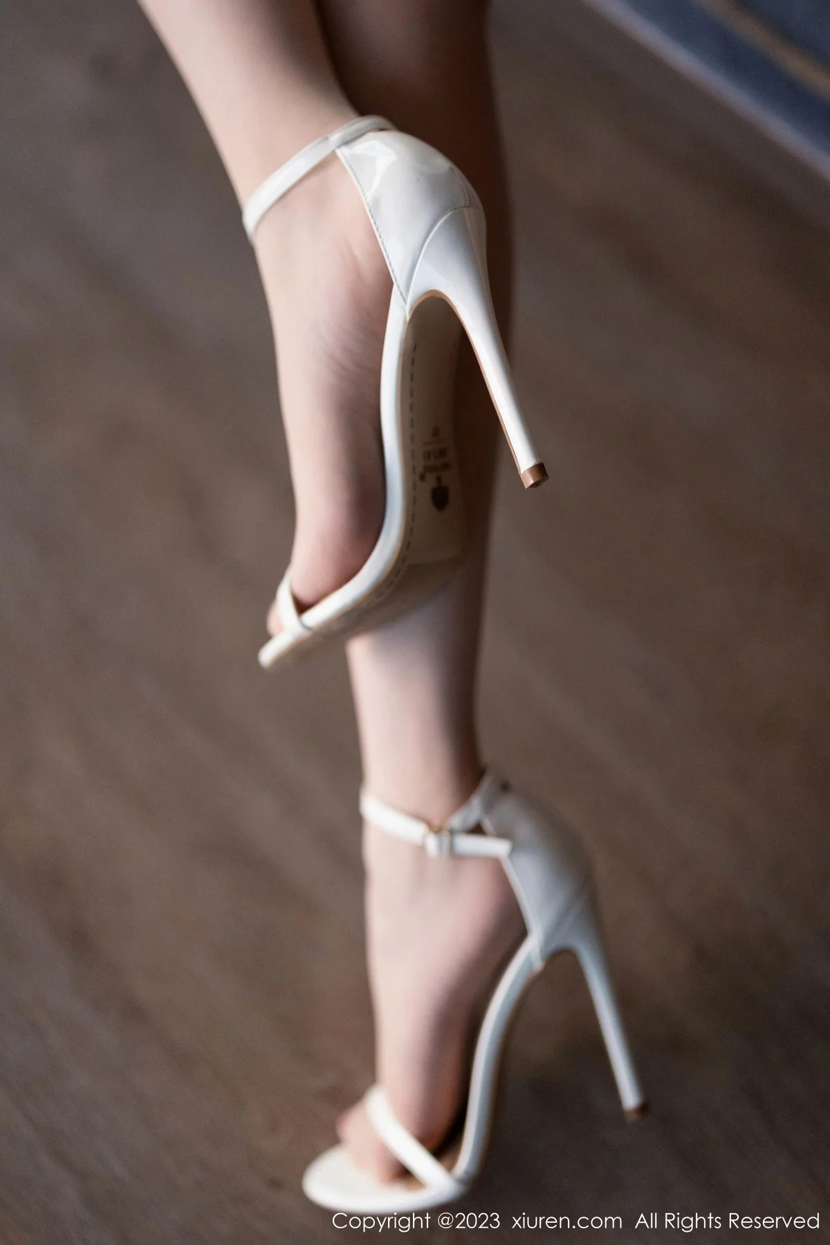 [[XiuRen秀人网]秀人网]No.7889_女神徐莉芝Booty白色露肩礼裙配原色丝袜秀曼妙身姿诱惑写真100P