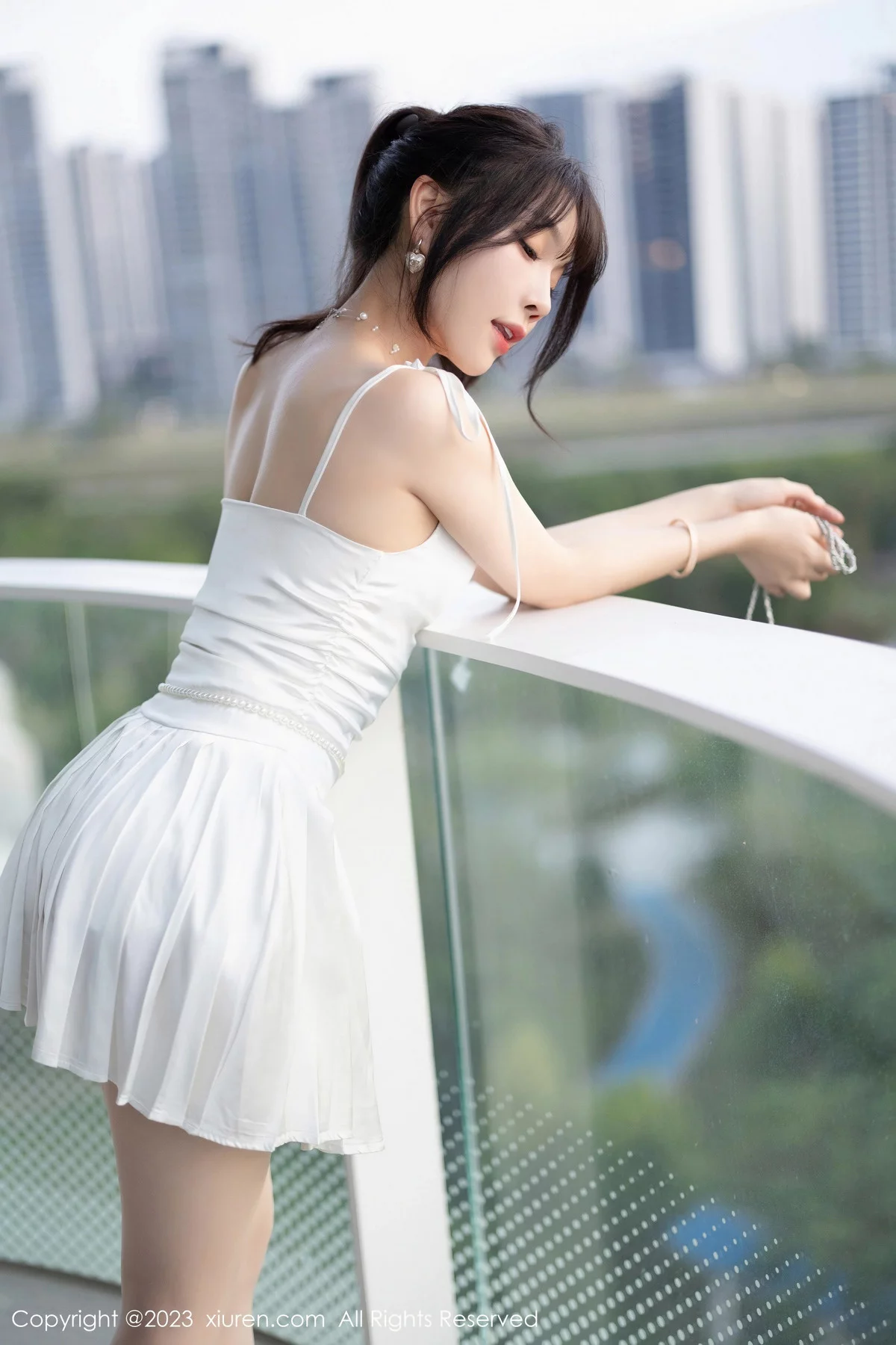 [[XiuRen秀人网]秀人网]No.7889_女神徐莉芝Booty白色露肩礼裙配原色丝袜秀曼妙身姿诱惑写真100P