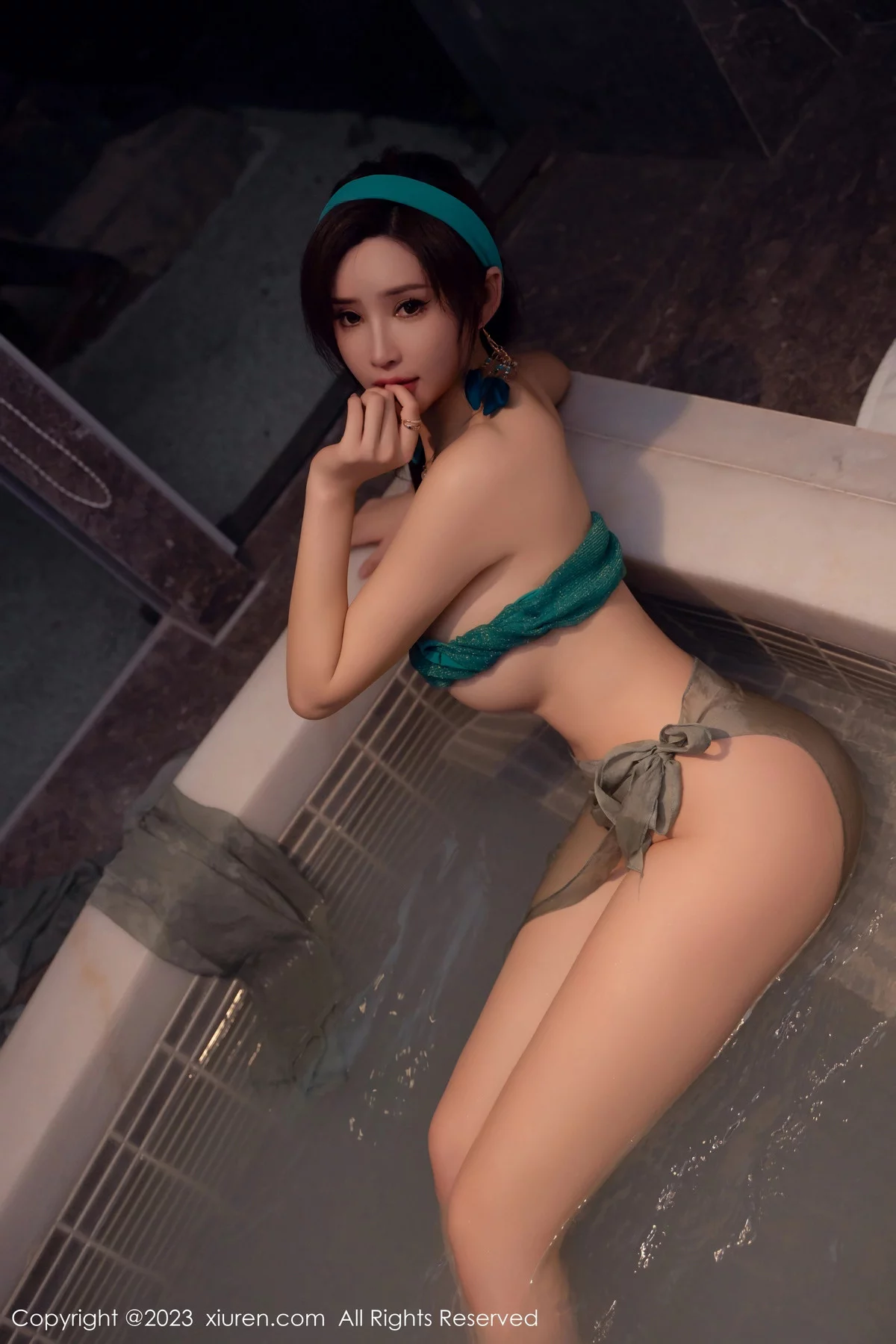 [[XiuRen秀人网]秀人网]No.7886_女神Carol周妍希温泉主题性感墨绿服饰秀丰满身材迷人诱惑写真58P