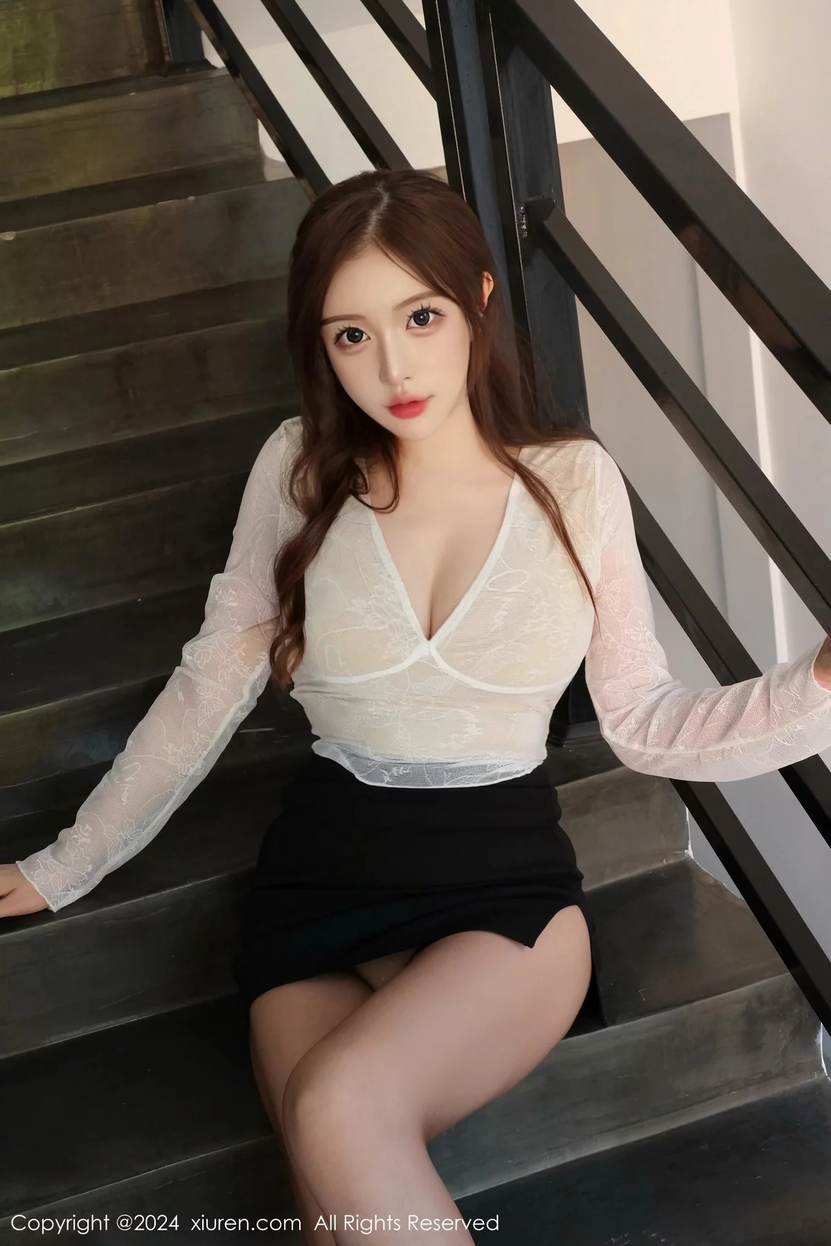 [[XiuRen秀人网]秀人网]No.7895_丽质美人LindaLinda白上衣配短裙露粉色内衣秀丰满身材诱惑写真39P