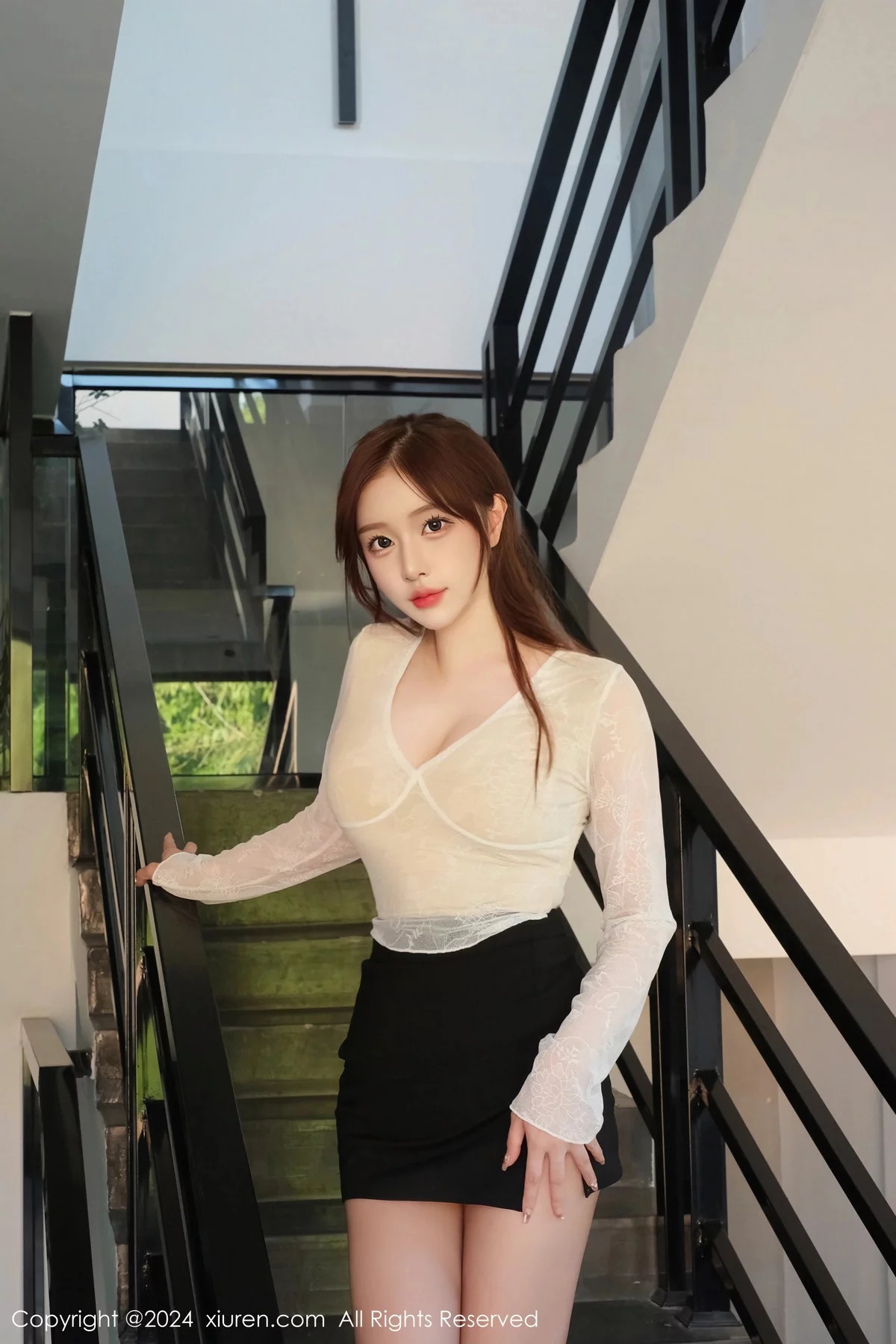 [[XiuRen秀人网]秀人网]No.7895_丽质美人LindaLinda白上衣配短裙露粉色内衣秀丰满身材诱惑写真39P