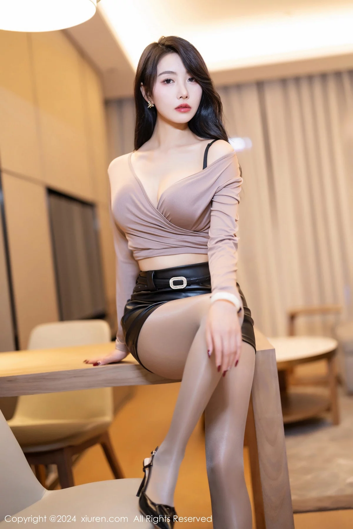 [[XiuRen秀人网]秀人网]No.7897_模特苏苏阿私房性感黑色内衣配超薄闪亮黑丝秀惹火身姿诱惑写真84P