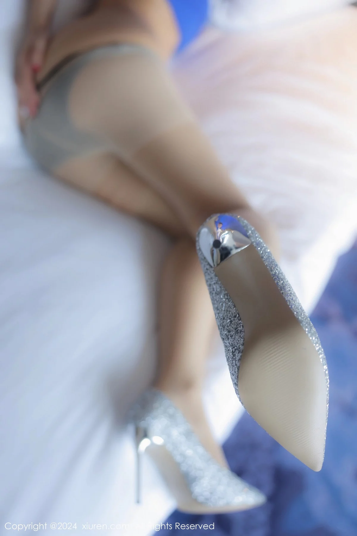 [[XiuRen秀人网]秀人网]No.7900_模特艺艺yiyi性感蓝色连衣短裙配超薄肉丝秀雪嫩肌肤诱惑写真60P