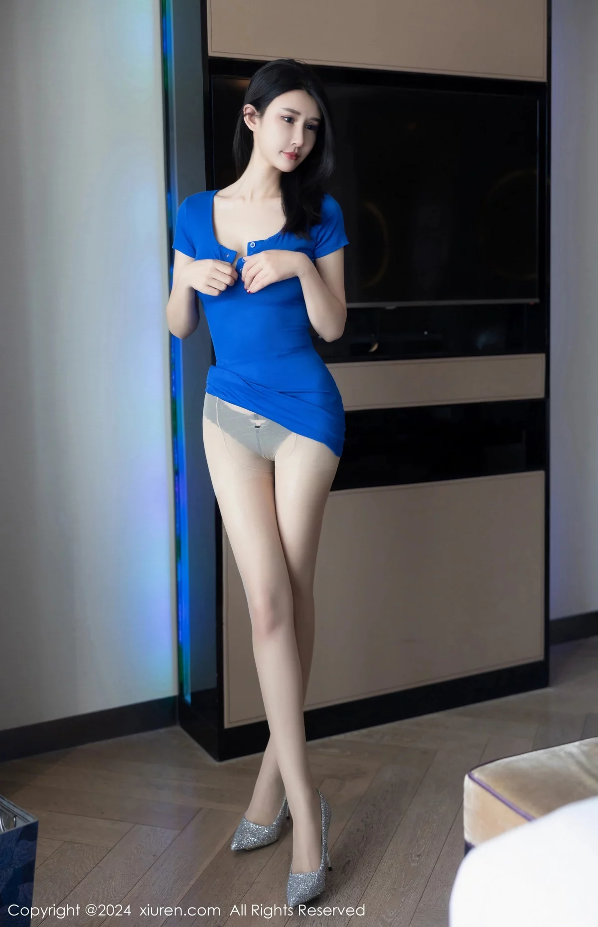 [[XiuRen秀人网]秀人网]No.7900_模特艺艺yiyi性感蓝色连衣短裙配超薄肉丝秀雪嫩肌肤诱惑写真60P