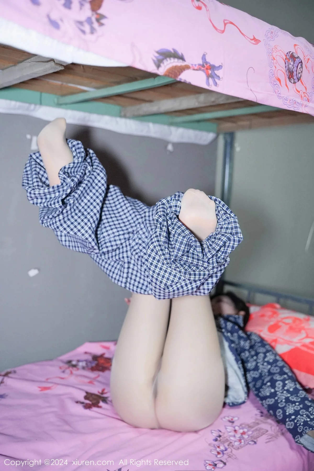 [[XiuRen秀人网]秀人网]No.7915_女神Carol周妍希宿舍拍摄私房床上超薄肉丝秀翘臀美腿诱惑写真86P