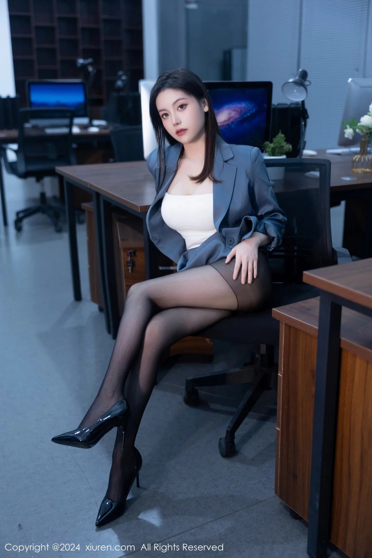 [[XiuRen秀人网]秀人网]No.7923_模特合集公司场景豆瓣酱性感OL装扮配超薄黑丝完美诱惑写真104P