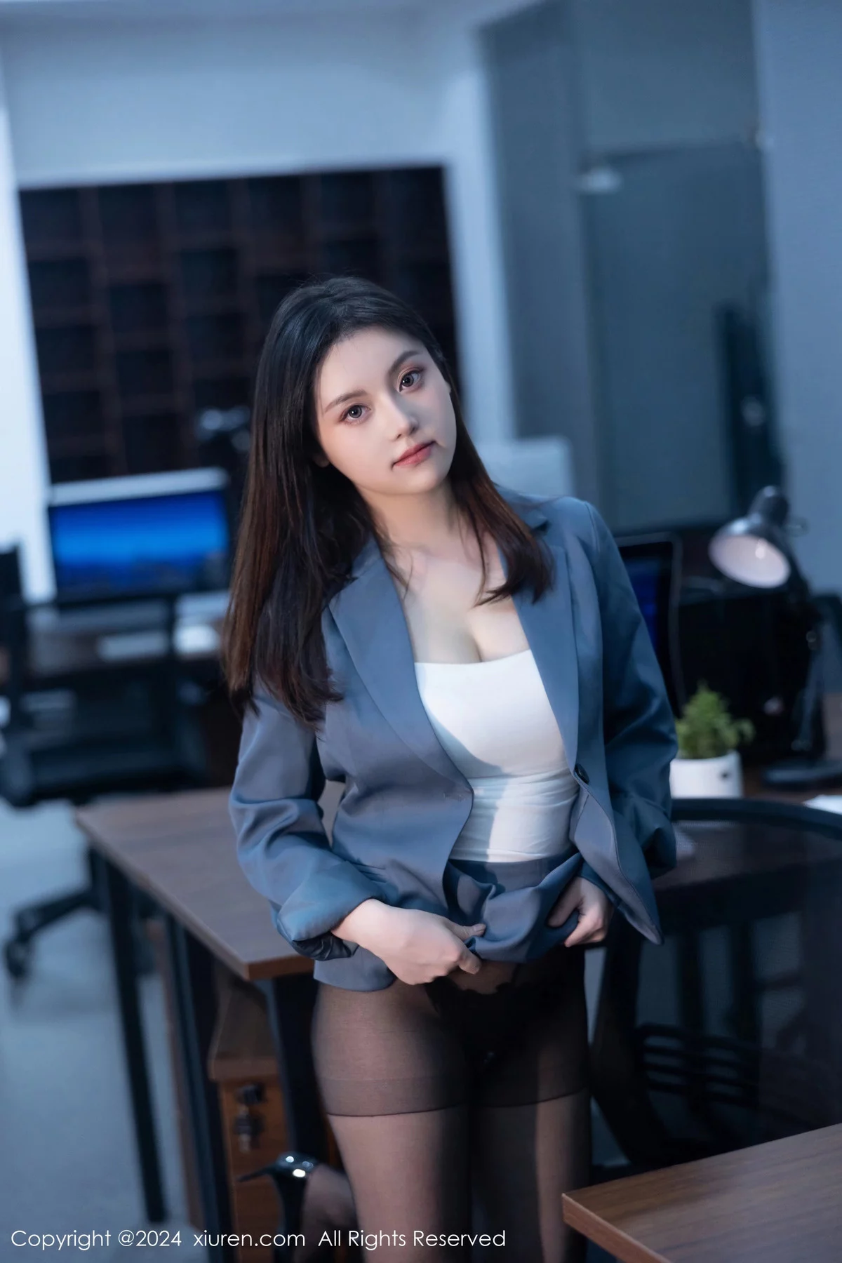 [[XiuRen秀人网]秀人网]No.7923_模特合集公司场景豆瓣酱性感OL装扮配超薄黑丝完美诱惑写真104P