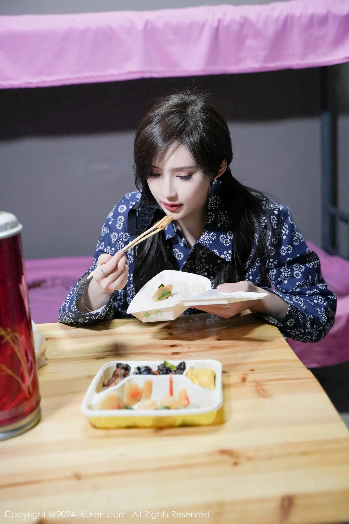 [[XiuRen秀人网]秀人网]No.7915_女神Carol周妍希宿舍拍摄私房床上超薄肉丝秀翘臀美腿诱惑写真86P