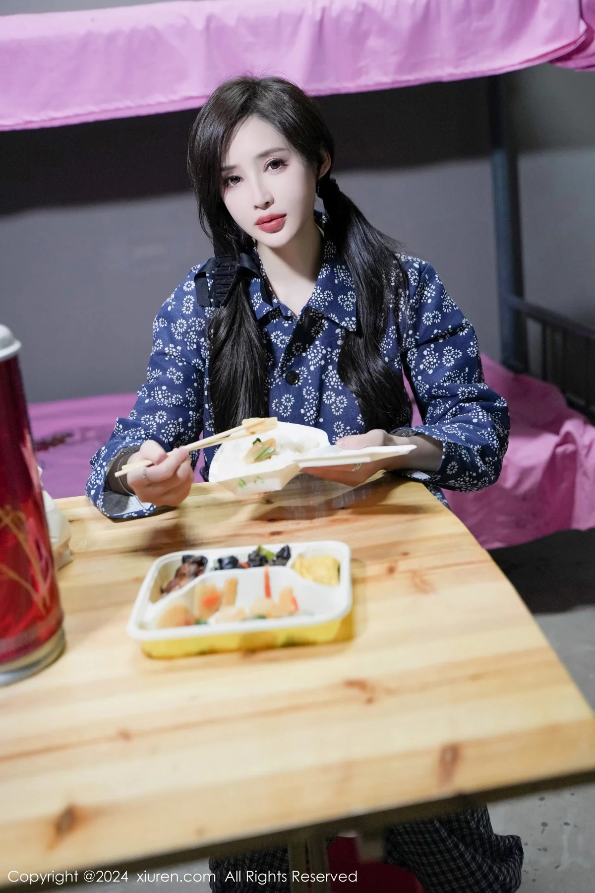 [[XiuRen秀人网]秀人网]No.7915_女神Carol周妍希宿舍拍摄私房床上超薄肉丝秀翘臀美腿诱惑写真86P