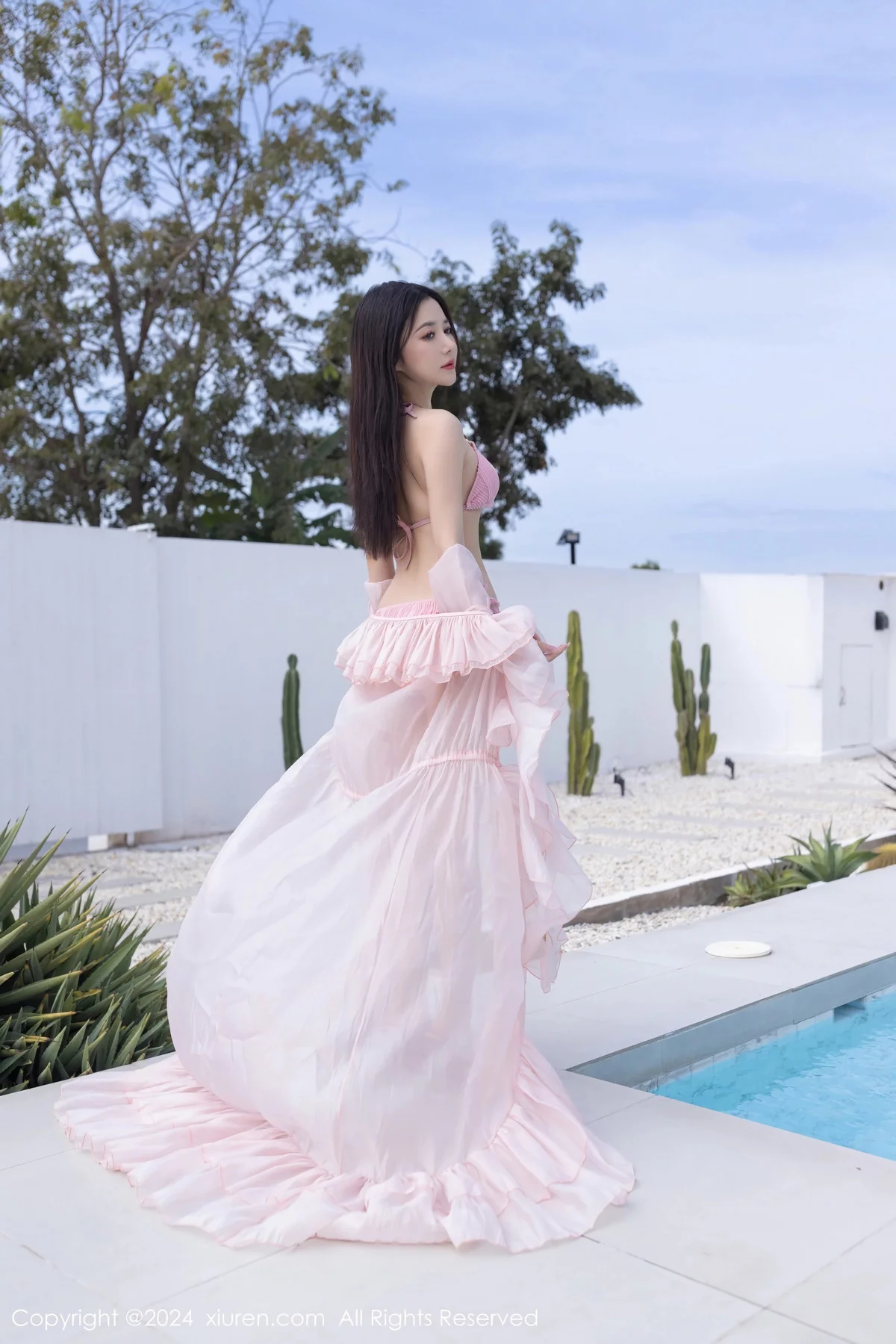 [[XiuRen秀人网]秀人网]No.7920_模特鱼子酱Fish泳池边性感粉色比基尼服饰秀曼妙身姿诱惑写真81P