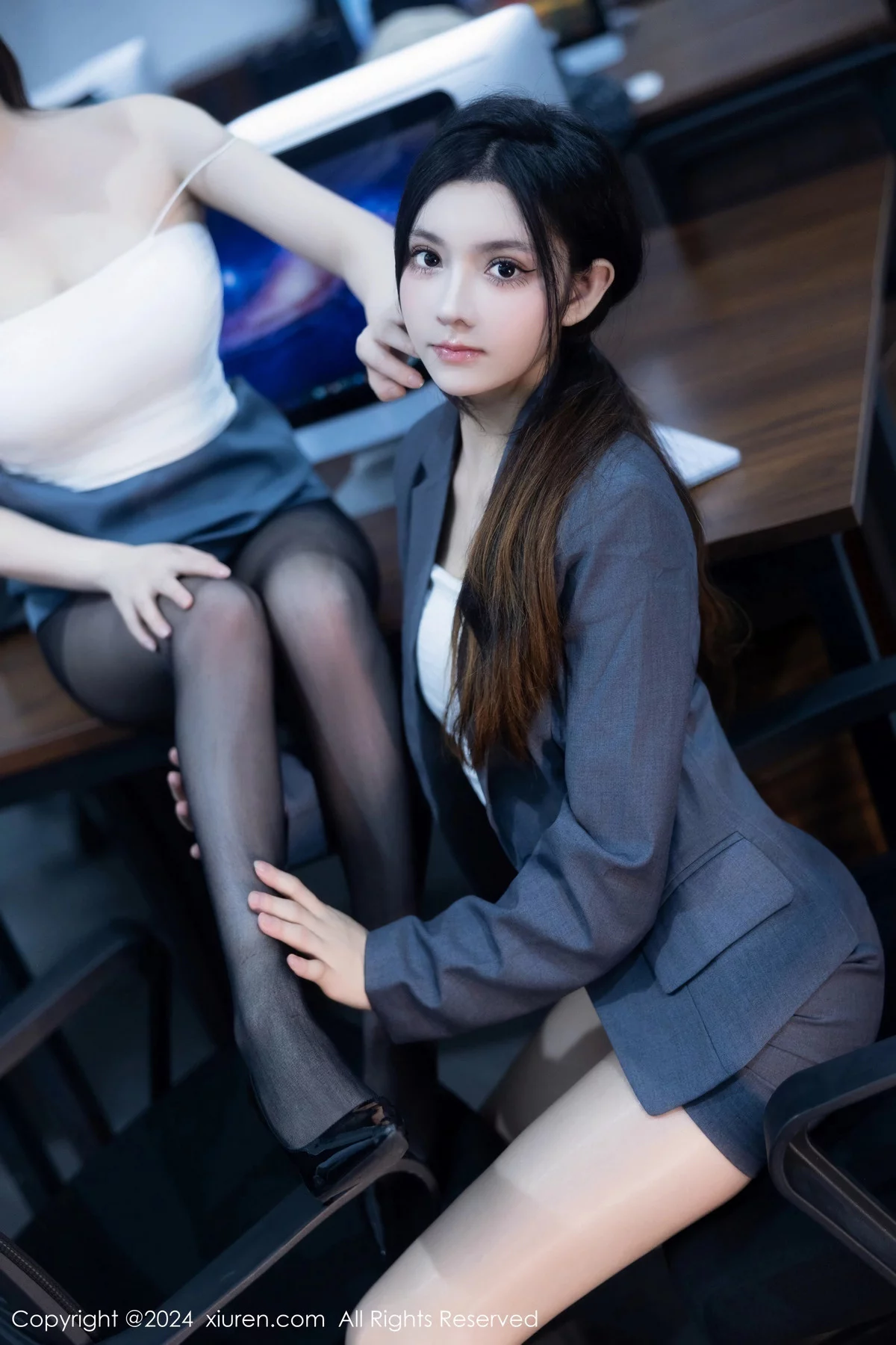 [[XiuRen秀人网]秀人网]No.7923_模特合集公司场景豆瓣酱性感OL装扮配超薄黑丝完美诱惑写真104P