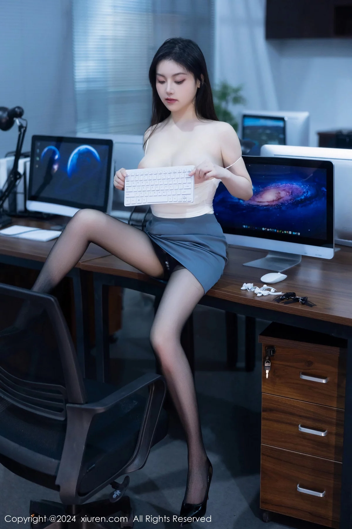 [[XiuRen秀人网]秀人网]No.7923_模特合集公司场景豆瓣酱性感OL装扮配超薄黑丝完美诱惑写真104P