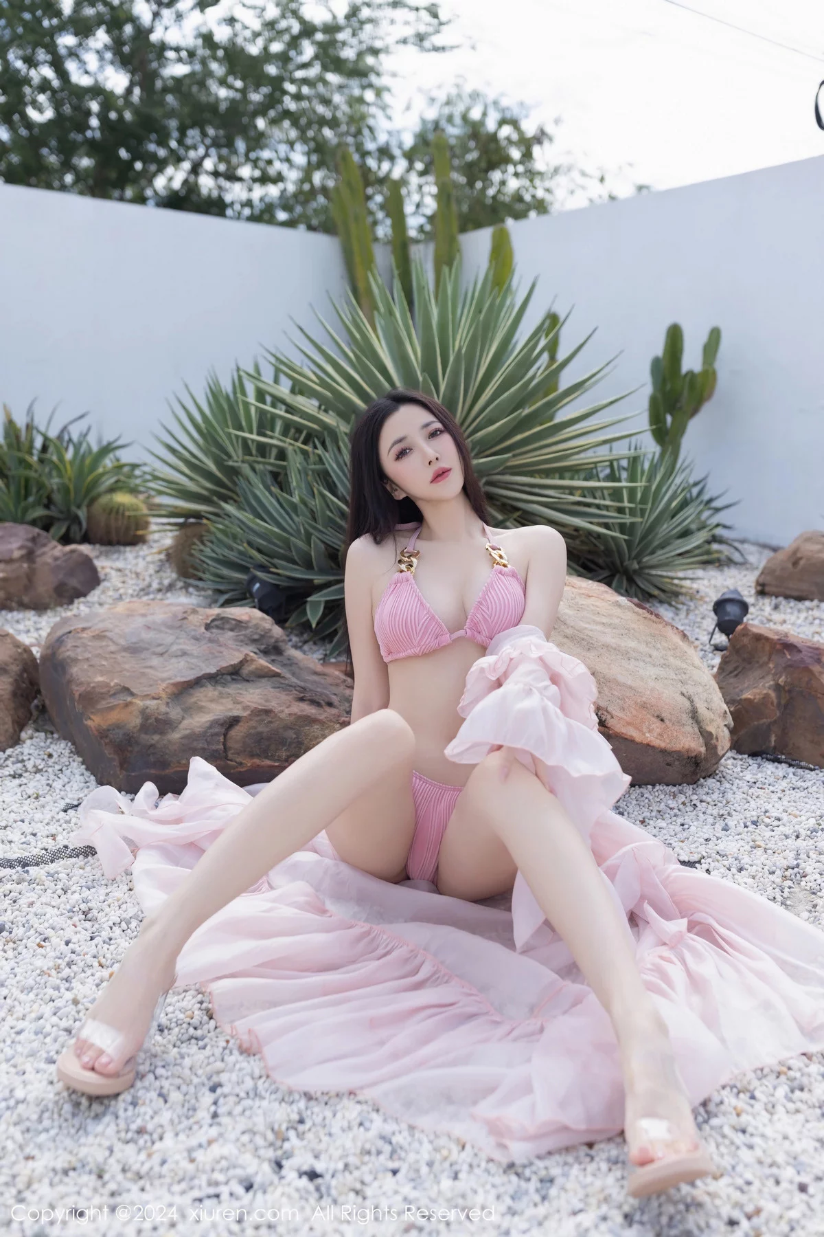 [[XiuRen秀人网]秀人网]No.7920_模特鱼子酱Fish泳池边性感粉色比基尼服饰秀曼妙身姿诱惑写真81P