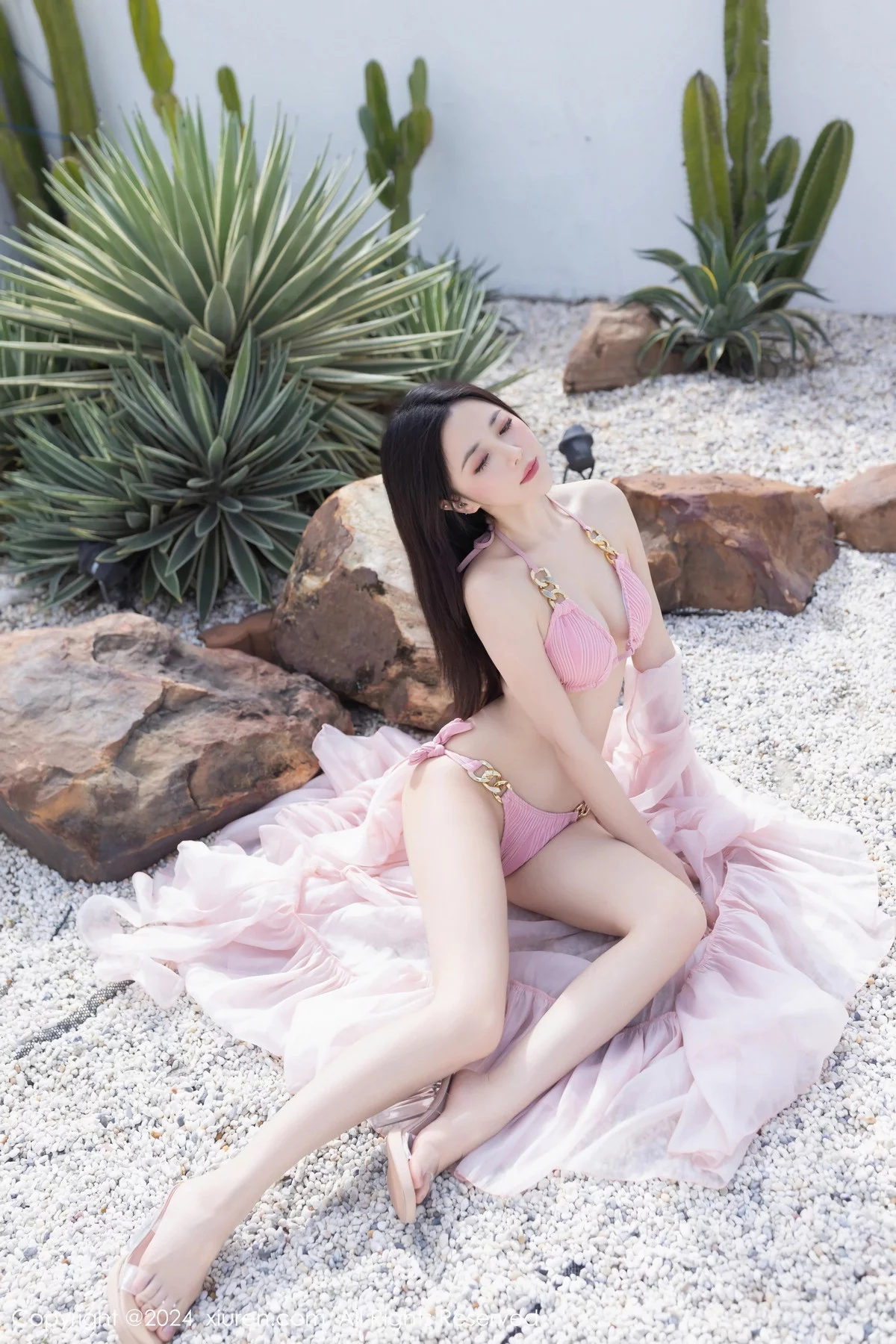 [[XiuRen秀人网]秀人网]No.7920_模特鱼子酱Fish泳池边性感粉色比基尼服饰秀曼妙身姿诱惑写真81P