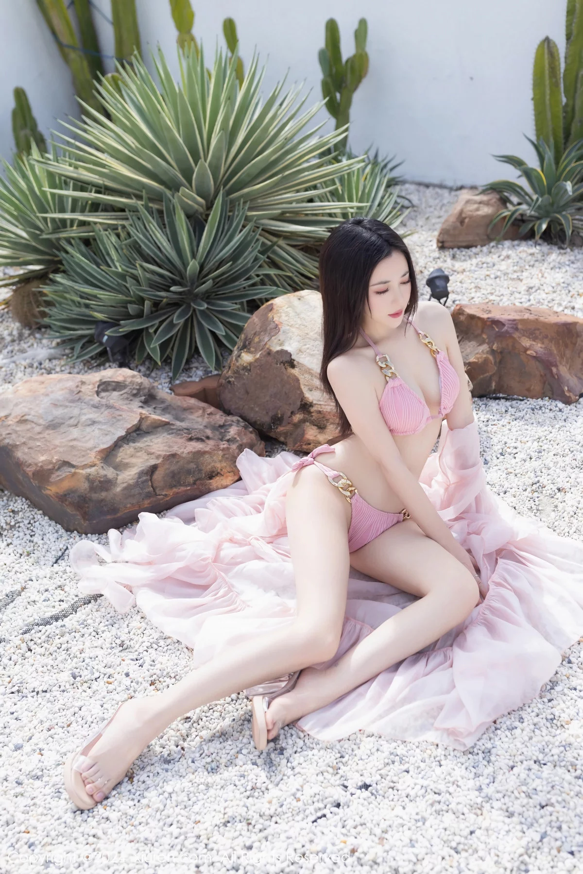 [[XiuRen秀人网]秀人网]No.7920_模特鱼子酱Fish泳池边性感粉色比基尼服饰秀曼妙身姿诱惑写真81P