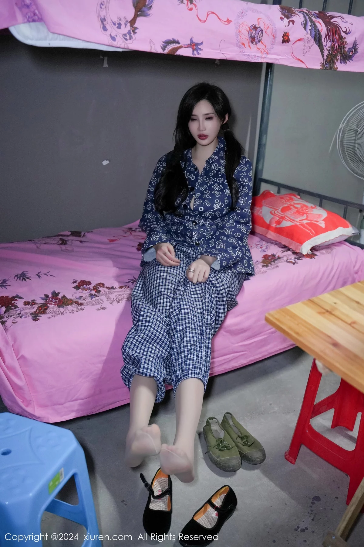 [[XiuRen秀人网]秀人网]No.7915_女神Carol周妍希宿舍拍摄私房床上超薄肉丝秀翘臀美腿诱惑写真86P