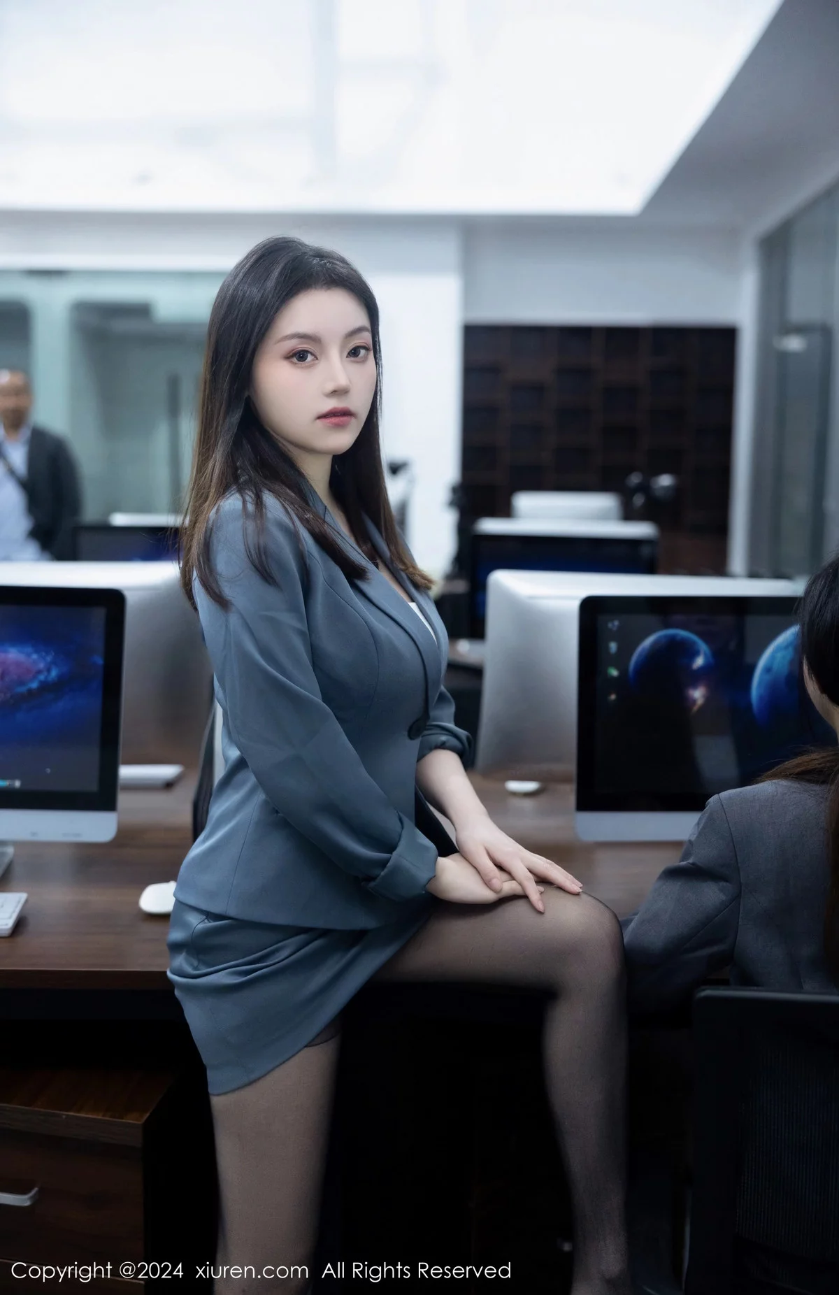 [[XiuRen秀人网]秀人网]No.7923_模特合集公司场景豆瓣酱性感OL装扮配超薄黑丝完美诱惑写真104P